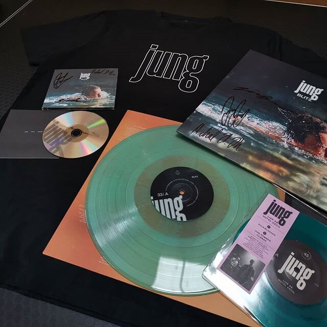 K&aelig;mpe stort tillykke til @jung.musik der i fredags udgav sit debutalbum &quot;Blitz&quot; p&aring; b&aring;de CD og vinyl ❤️ Den blev selvf&oslash;lgeligt lanceret sammen med deres nye &oslash;kologiske merchandise p&aring; jungmusik.dk 🎉