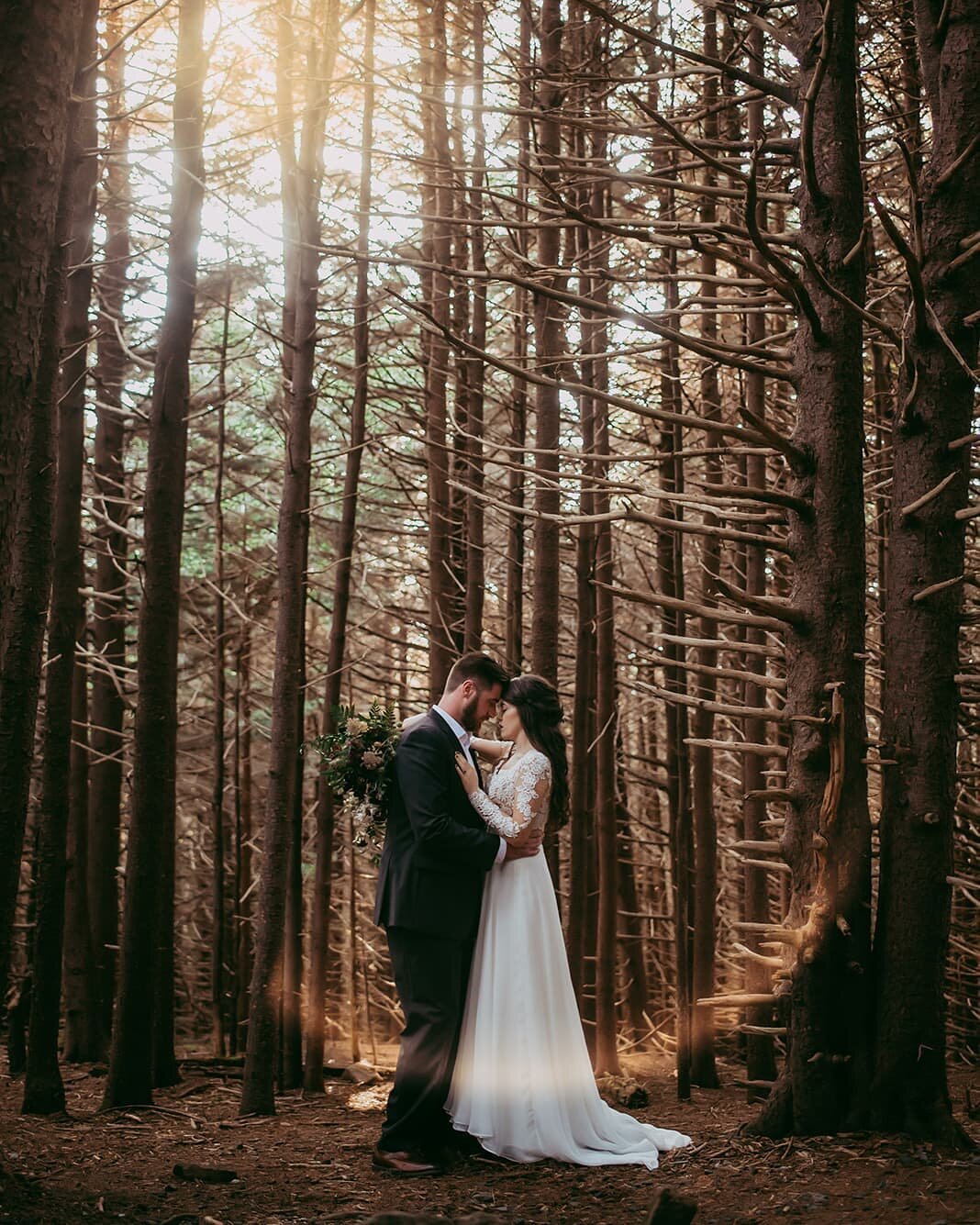 How is this my real life?

How do I get to travel to amazing locations and meet/shoot such wonderful couples?

Someone pinch me now.  On second thought, let me keep dreaming!

Beauty team: @brushesandbraids 
Florals: @carolinaflowrs 

#ashevilleelope