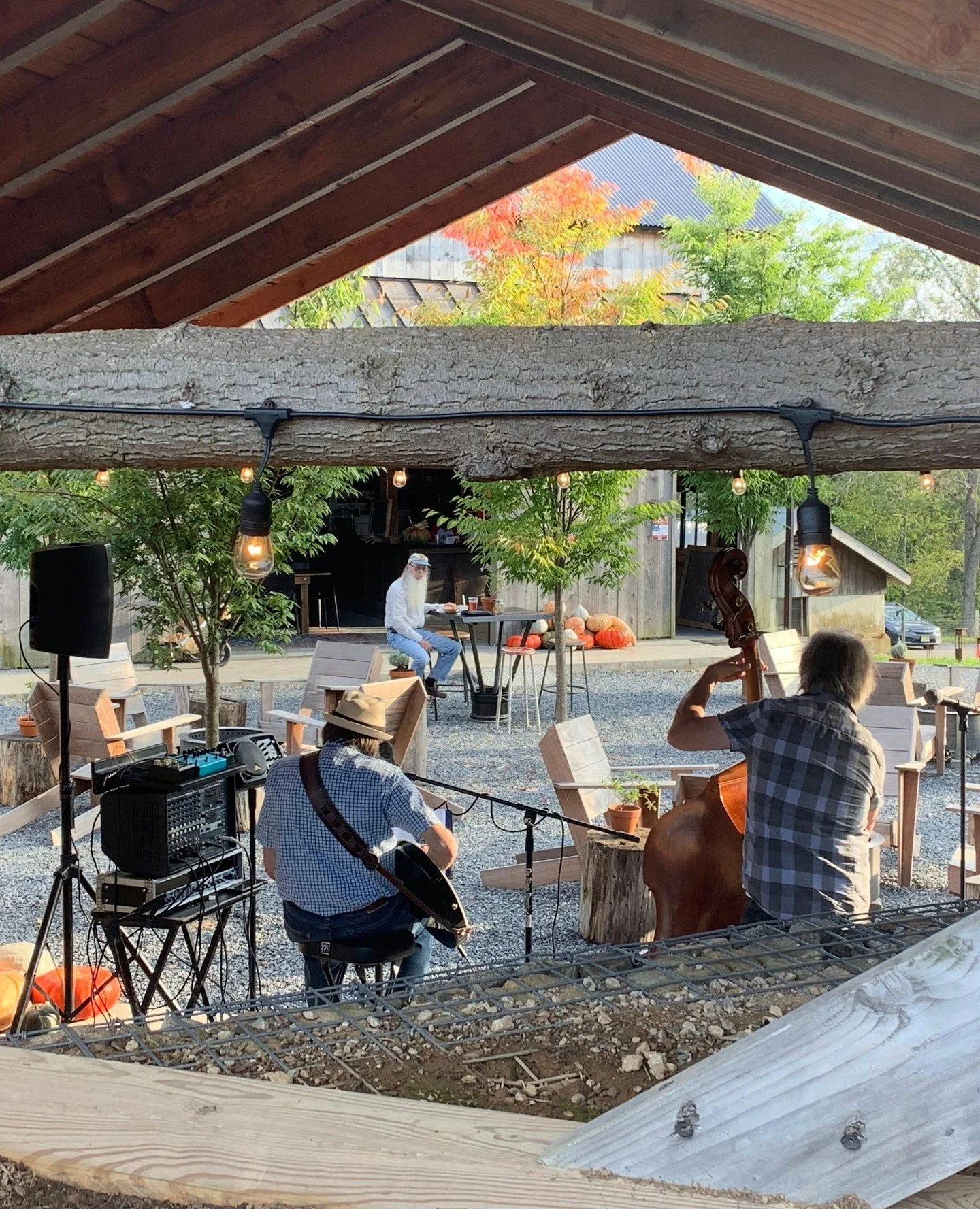 Join us Saturdays and Sundays through the fall for live performances on the Courtyard Stage, no reservations needed! Come sip cider, catch a lineup of incredible local talent, and enjoy the beauty of the season as it shifts around the farm 🍂🍎⁠
⁠
Ch