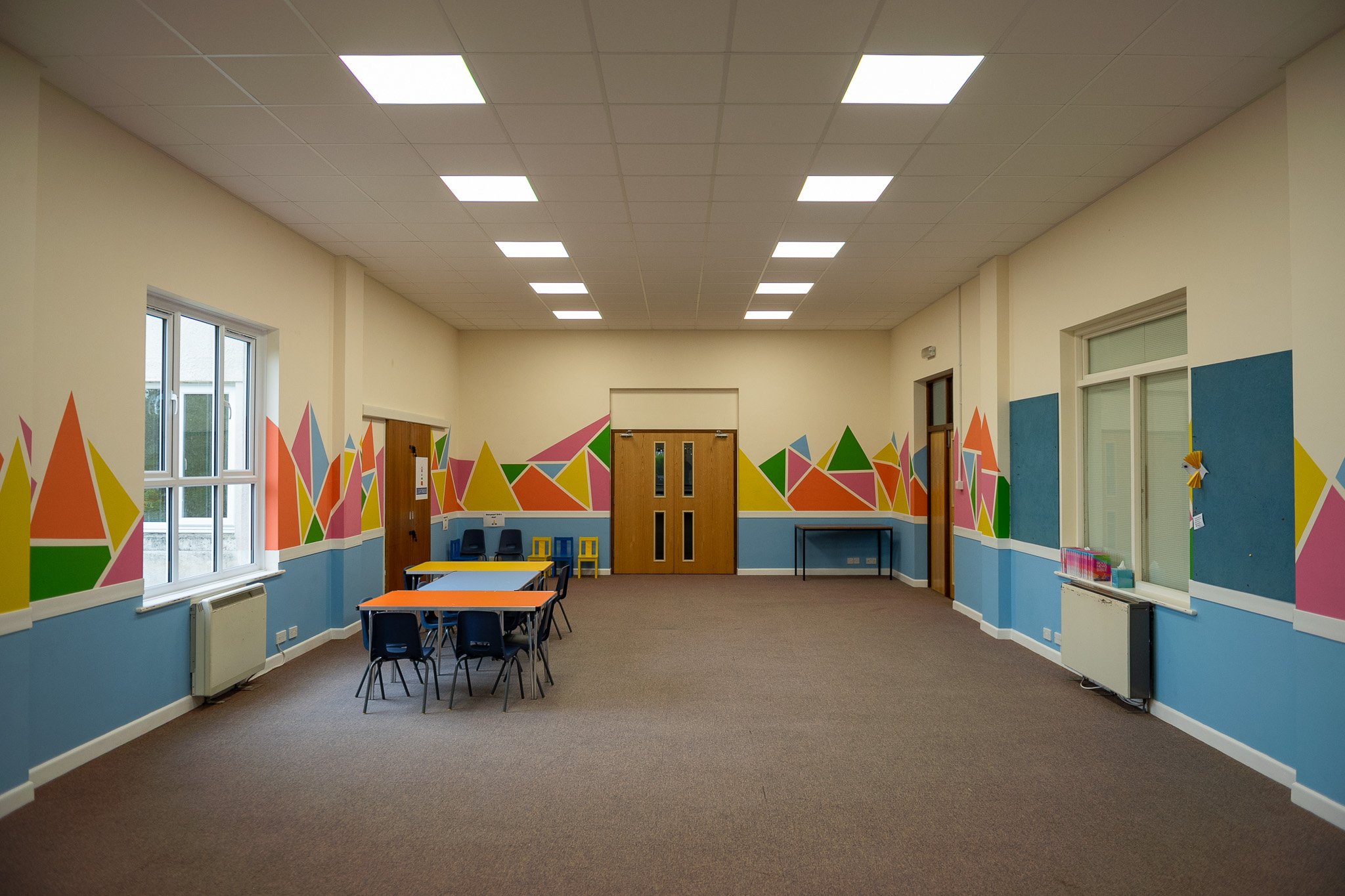 Classroom with a acoustic suspended ceiling