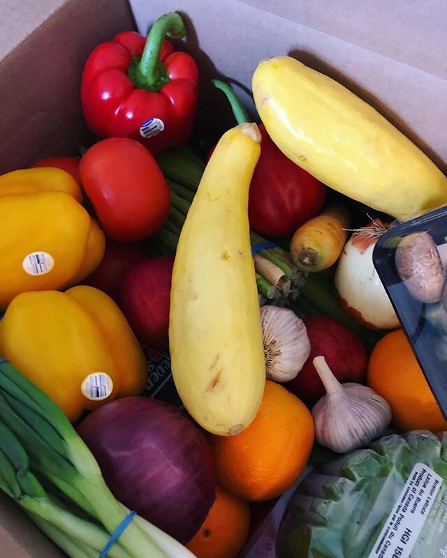 A little preview of the &ldquo;The Home Chef&rdquo; kit. Happy Saturday!👩🏻&zwj;🍳🧄🍅
.
.
.
.
.
#torontocaterer #grocerydelivery #nocontactdelivery #contactlessdelivery #revolkitchen #revolevents #producedelivery #goodthingsgrowinontario #eastendto