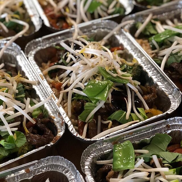 Today&rsquo;s dinner for the homeless? Steak Stir Fry with plenty of of everything. Delicious. #doingourparttoflattenthecurve #torontocatering #torontocateringcompany #torontocaterer #conquercovid19 #revolevents #revolkitchen #torontostrong #communit