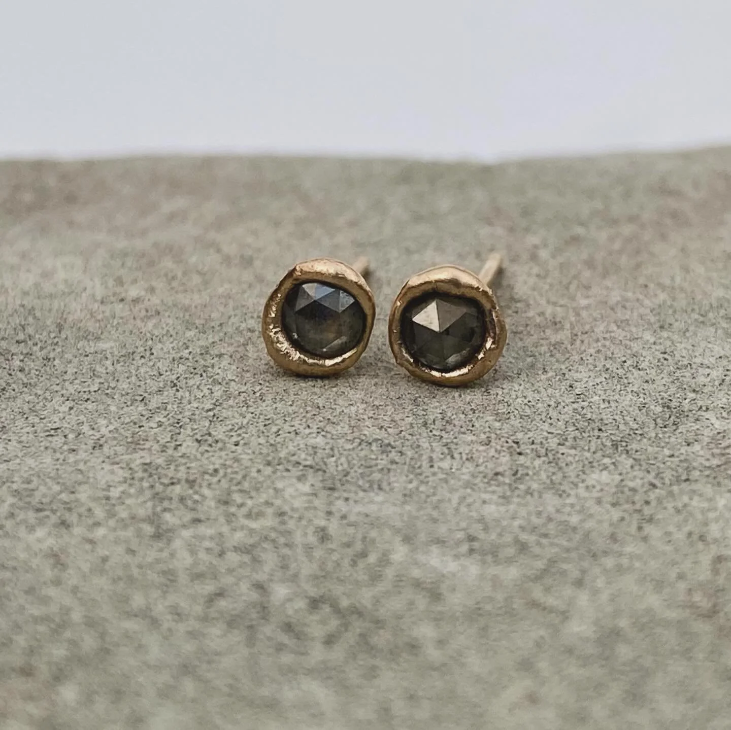 Molten rosecut salt and pepper diamond studs ✨ 

Free priority shipping with code JOYJOY. All orders over $1000 will be upgraded to express shipping.