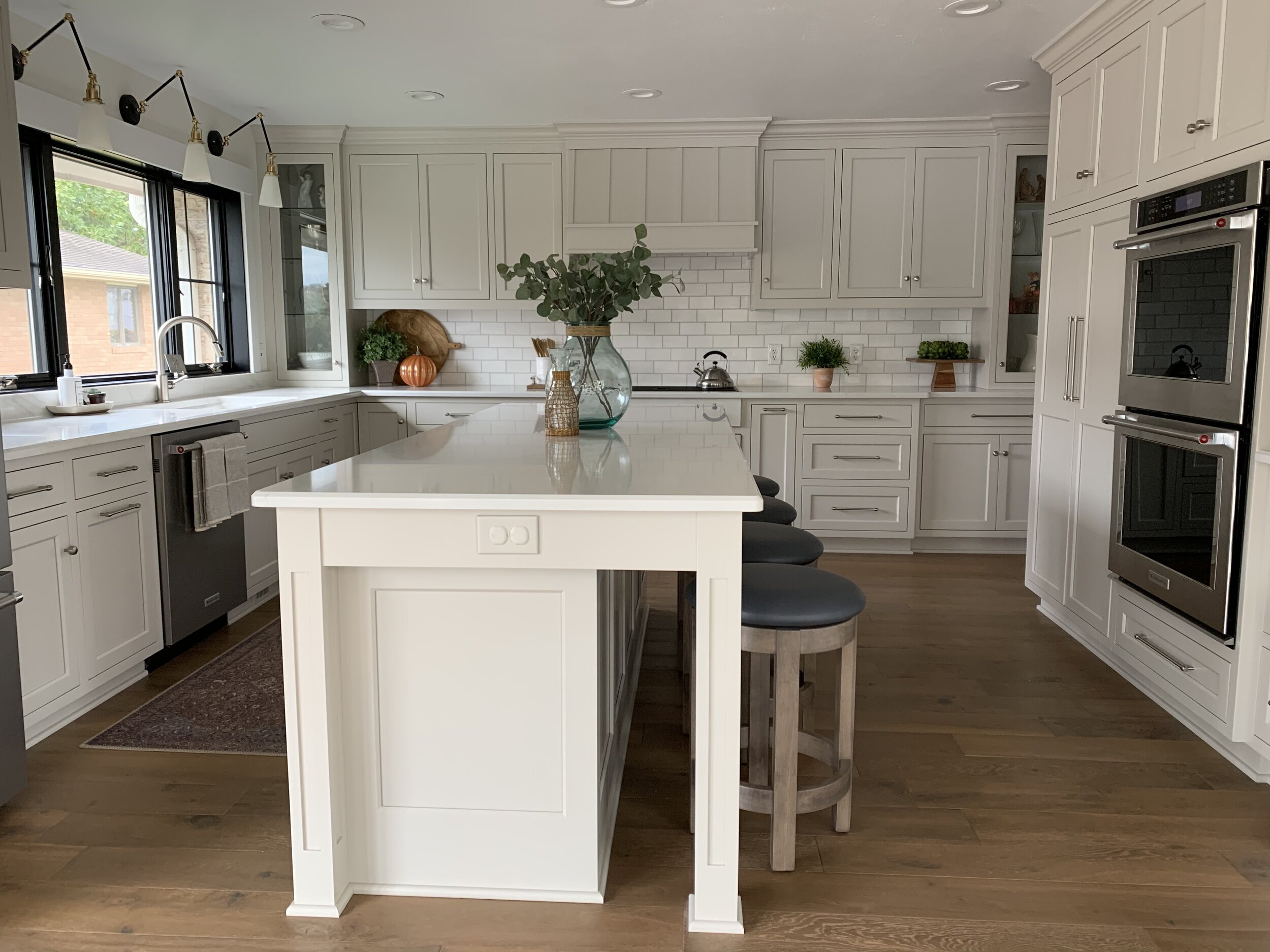 Neftzer+Kitchen+with+stools.jpeg
