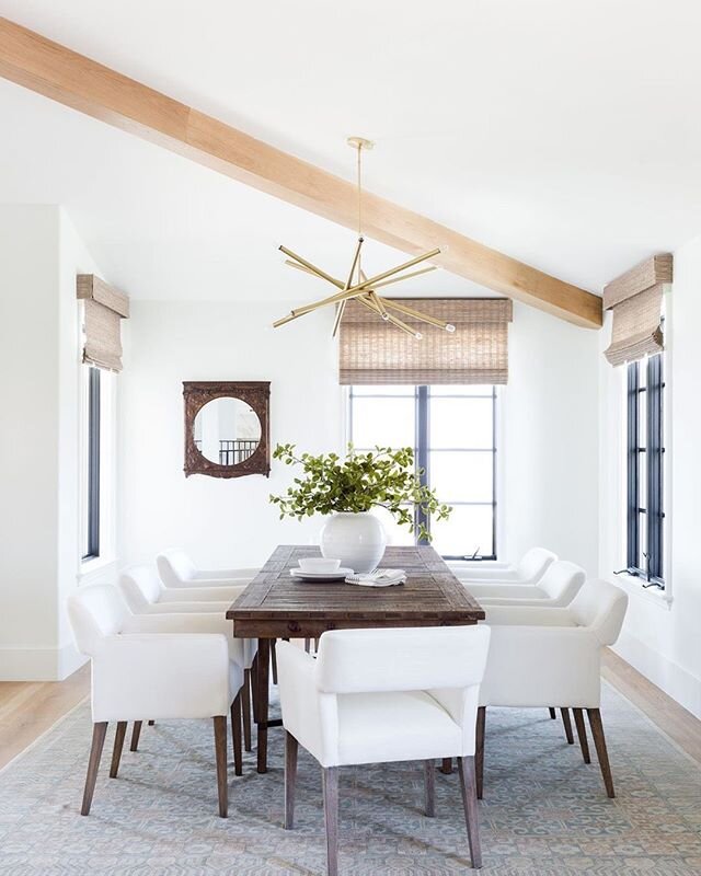 Are you down with white upholstery on your seating?  With so many great performance fabrics out there, it&rsquo;s quite doable.  @klinteriors nailed this dining room, chock-full of pretty details! .
.
.
📷 by @amybartlam