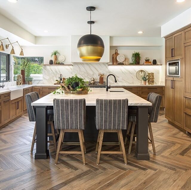 This kitchen feels like a warm hug!  Beautiful work brought to you by @nikkiklughdesign
.
.
.
📷 by: @bradyarchitecturalphotography