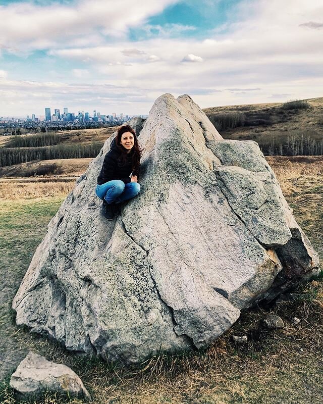 It was so nice to get out to Nose Hill Park over the weekend! Did you know it&rsquo;s the 4th largest urban park in Canada, &amp; one of the largest urban parks in North America? When we were there we got lucky 🍀 enough to see a coyote! ⁣
⁣
Legend h