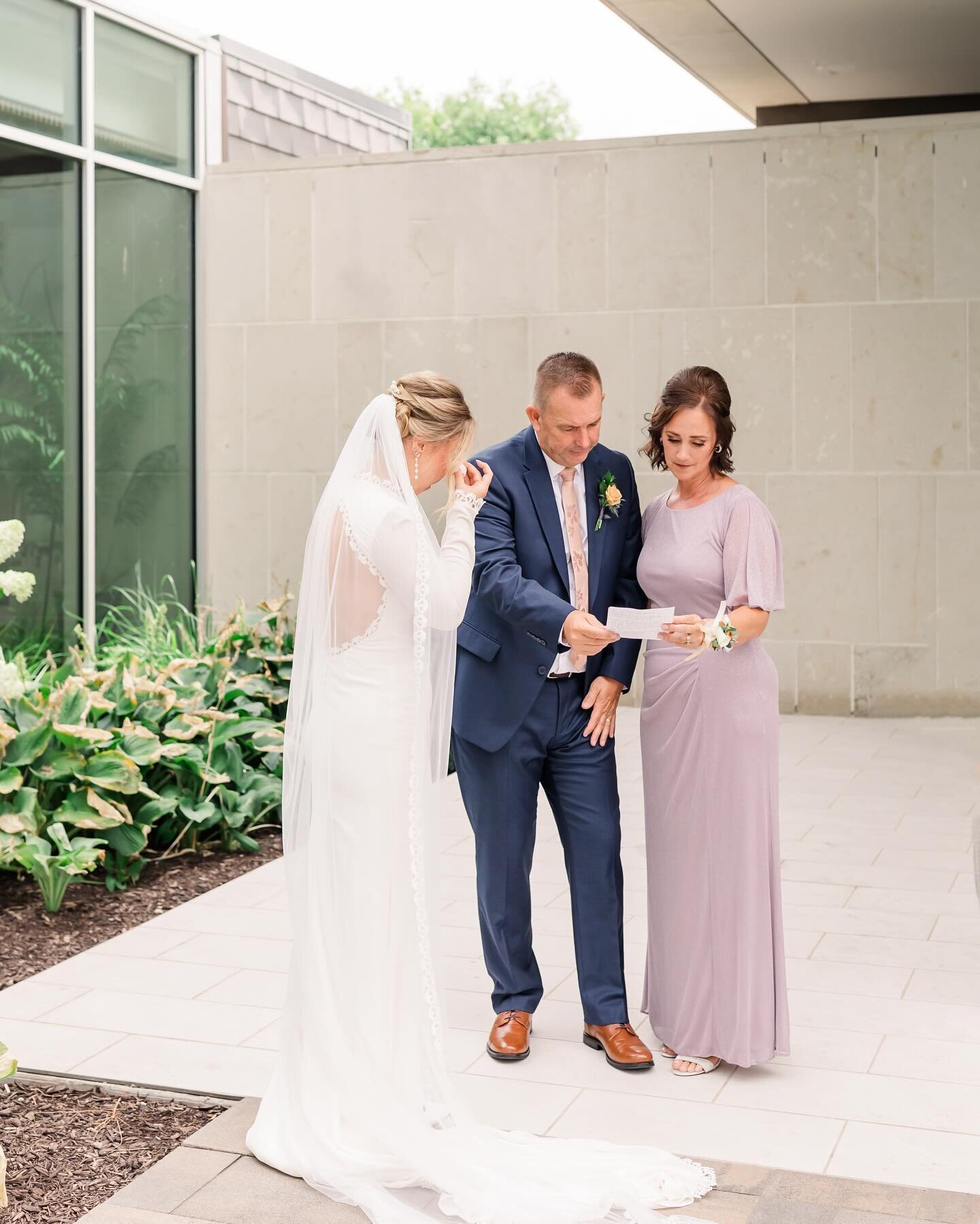 I loved this moment from Emily&rsquo;s wedding day. What a sweet way to thank your parents, by writing them a letter. You often aren&rsquo;t going to remember everything you want to say, so by writing it down they can read it, but they can also keep 