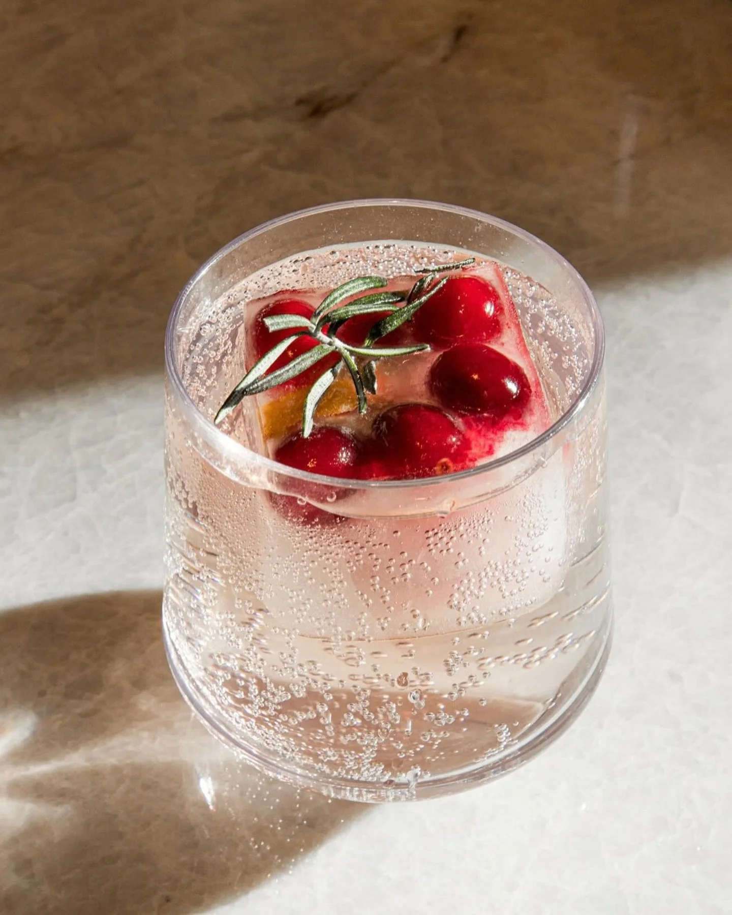 Sip and unwind with your favorite cocktail in our Great Room Lobby this holiday season.🍸