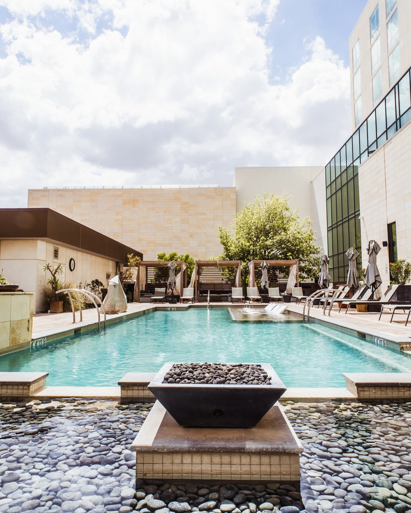 Unwind and embrace the sunshine this weekend with inviting weather, handcrafted cocktails, and delectable poolside bites from @barrel.and.derrick