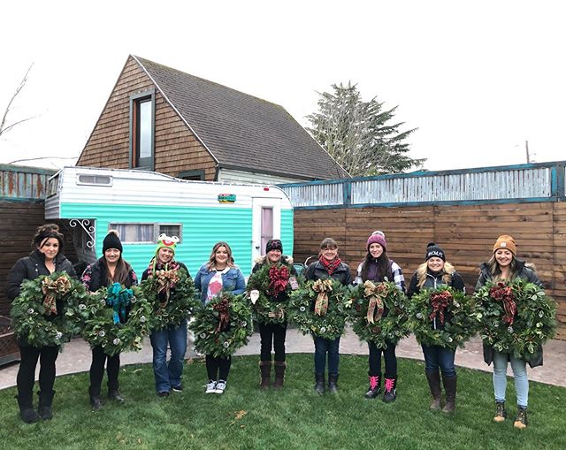 These ladies had their wreath game on point! Such a fun group to spend my afternoon with. ❤️ PS. Can we talk about how adorable my BFF @rachambeau backyard is?!! 😍

#christmaswreath #tistheseason #wreathworkshop #pdx #fdi #wreathgameonpoint #pnwflor