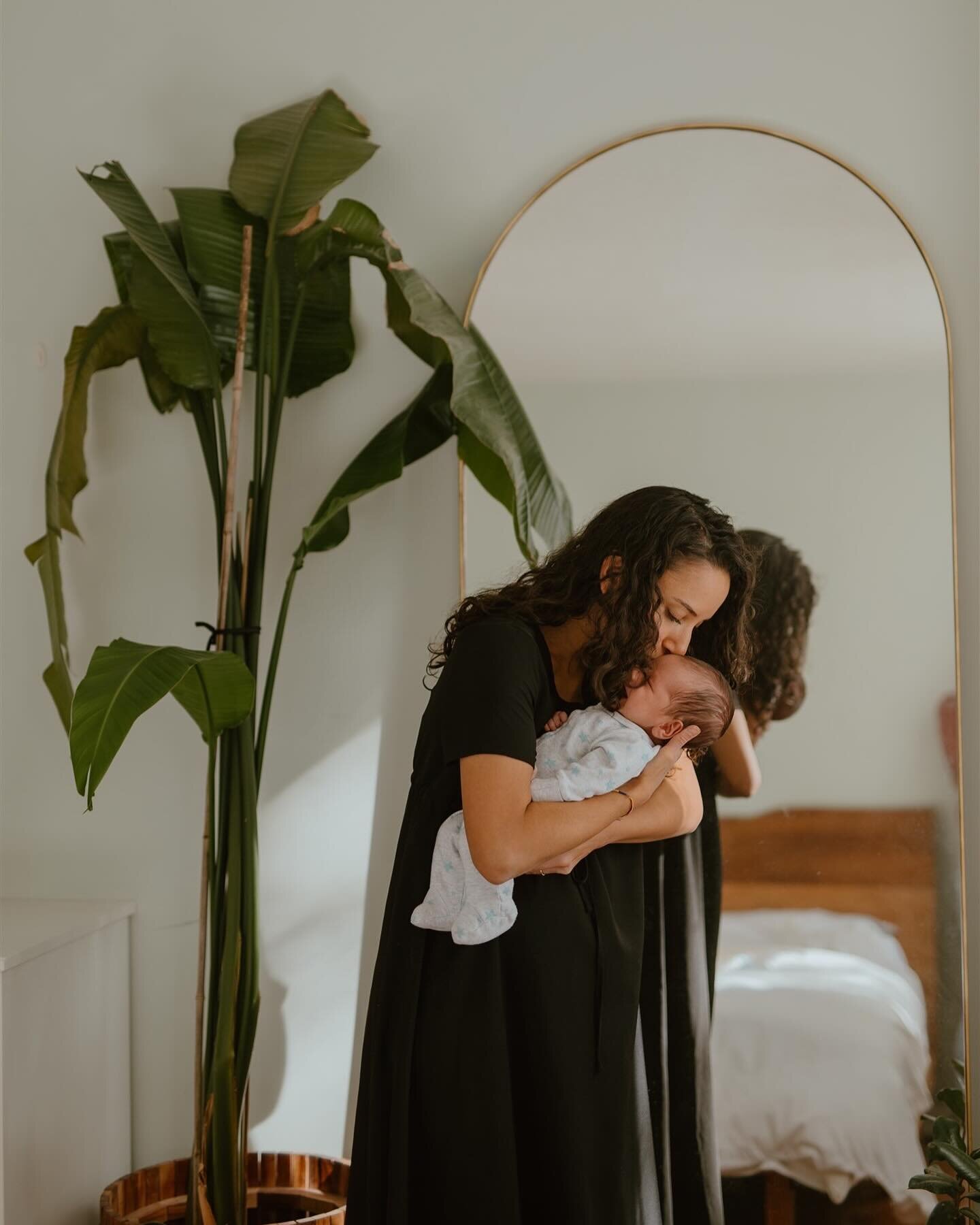 newborn sessions at home pull at my heart seeing every dang time ✨ 

.
.
.
.
#torontophotographer #hamiltonphotographer #familyphotooutfits #familyphotos #familyphotoshoot #familyphotographer #torontofamilyphotographer #hamiltonfamilyphotographer #yy