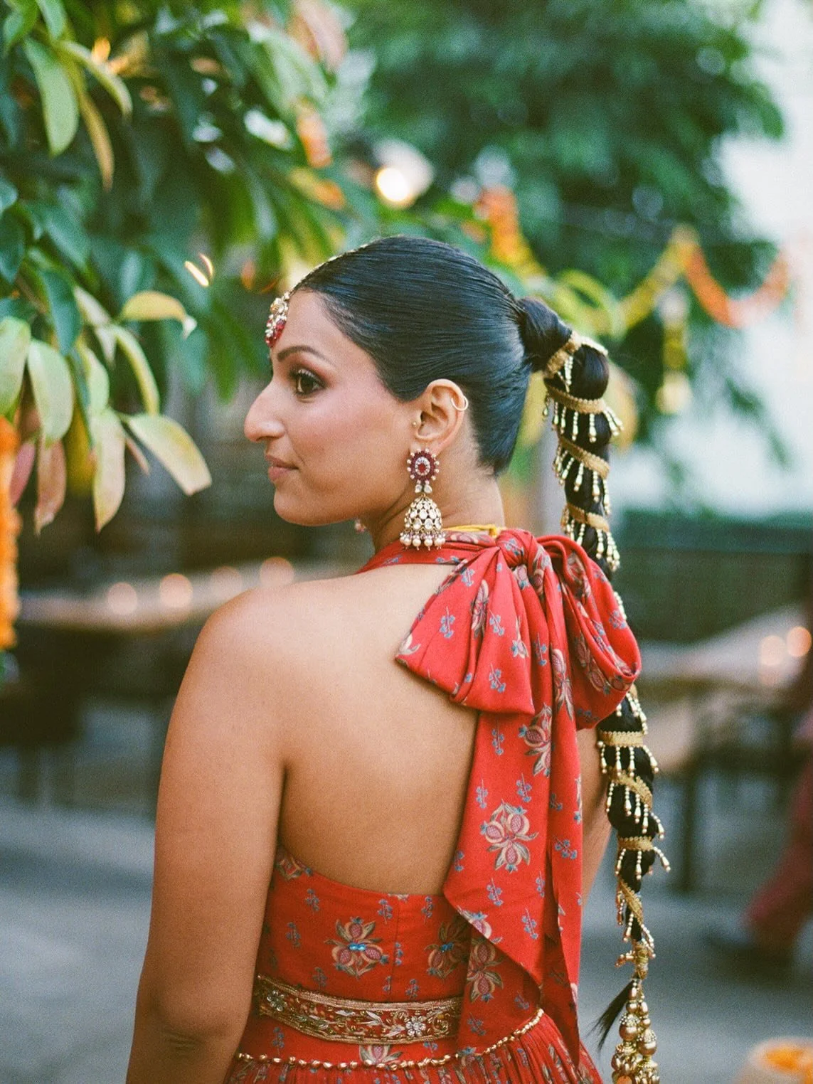 Insiya + Ryan&rsquo;s Mehndi last fall at @bandit_brewery 💫🌹

I&rsquo;ve been sitting with these photos for a while. Mostly because I am truly obsessed with this entire gallery and choosing 20 slides was so hard. Prepare to see a ton more! Everytim