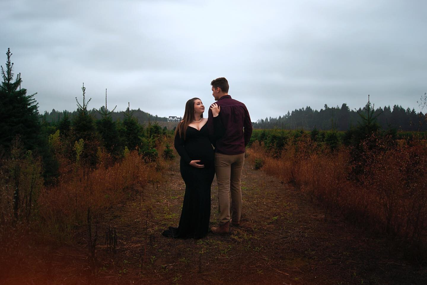 I haven&rsquo;t been able to stop obsessing over this gorgeous couple and their perfect PNW Fall photo shoot. Can&rsquo;t wait to welcome their little one into the world 😍✨

#pnwphotographer #maternityphotoshoot #fallmaternityfashion #oly #hunterfam