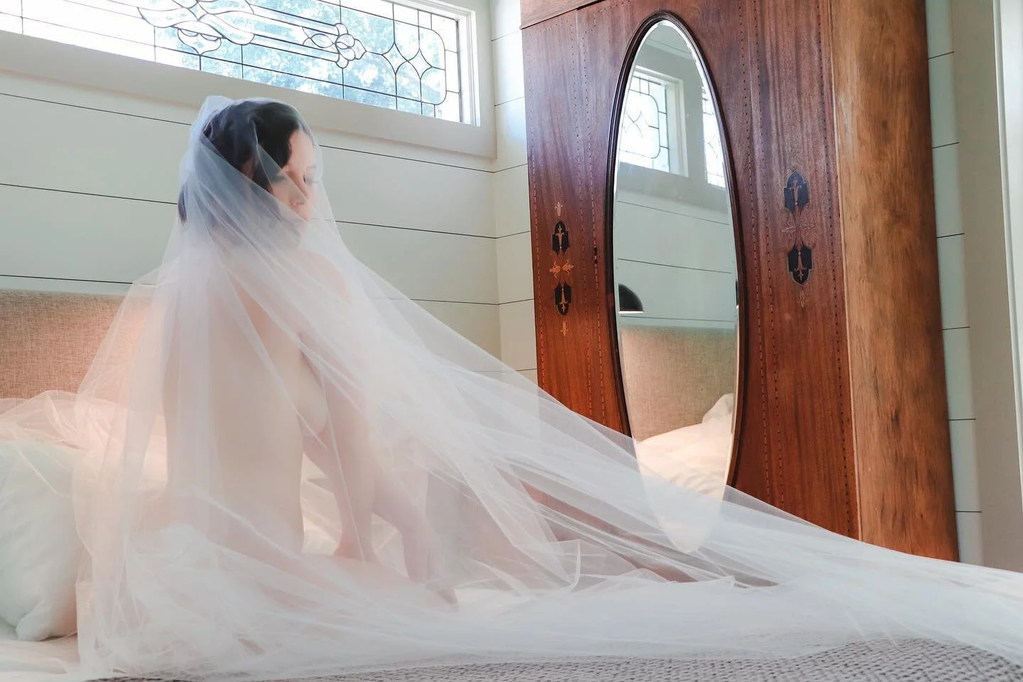 Dreamy Bridal Boudoir Vibes 💍 I can&rsquo;t decide if I&rsquo;m more in love with this photo in color or in black and white?!
.
Honestly wearing nothing but a veil for a bridal boudoir session is 12/10 elite status 👌🏼 highly recommend! 
.
.

#nash