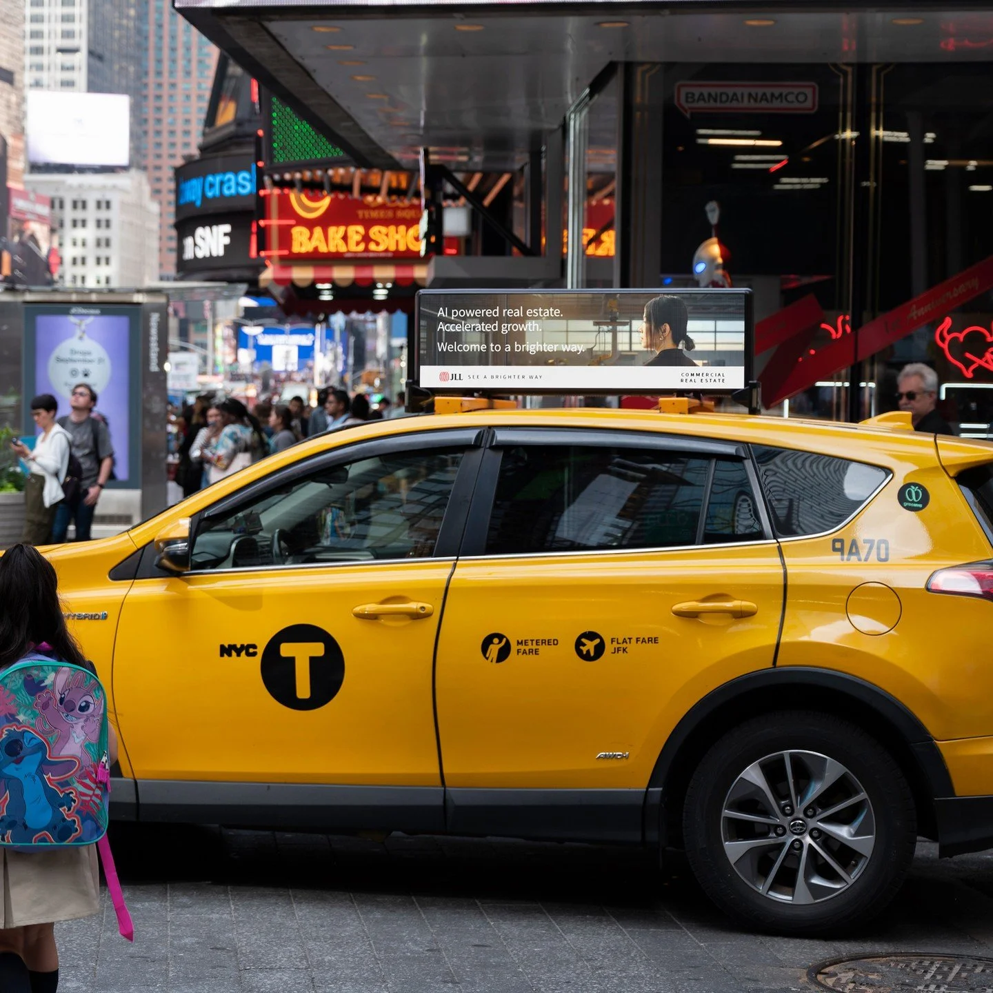 🌍🚖 During Climate Week, Firefly teamed up with @jll to spotlight sustainability in style. Our digital tops and fully wrapped hybrid car swarms turned New York City into a rolling reminder of JLL&rsquo;s mission of making real estate greener and sma