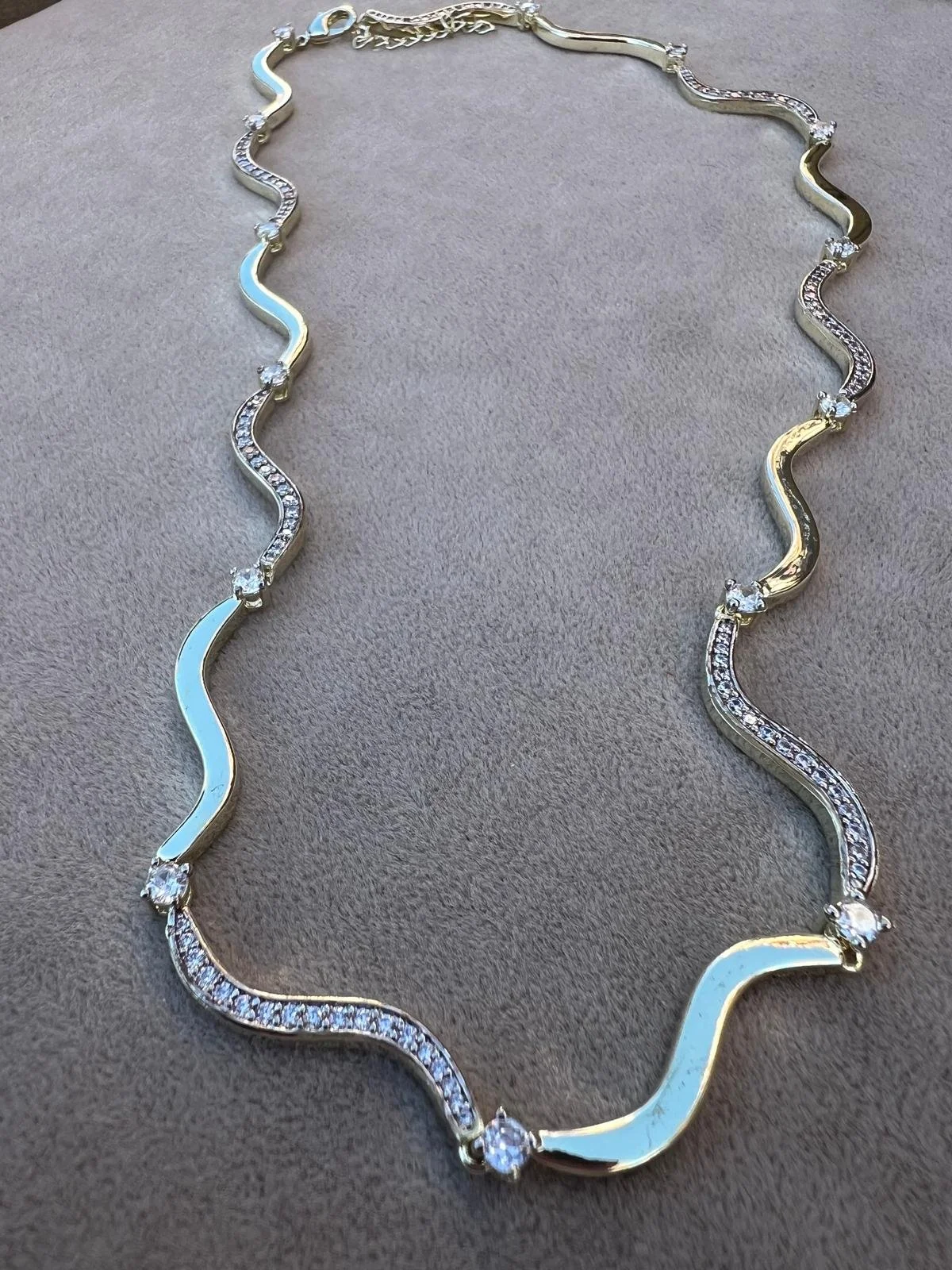 Italian Wavy Link Necklace – Elegant Statement Chain-2+.jpeg