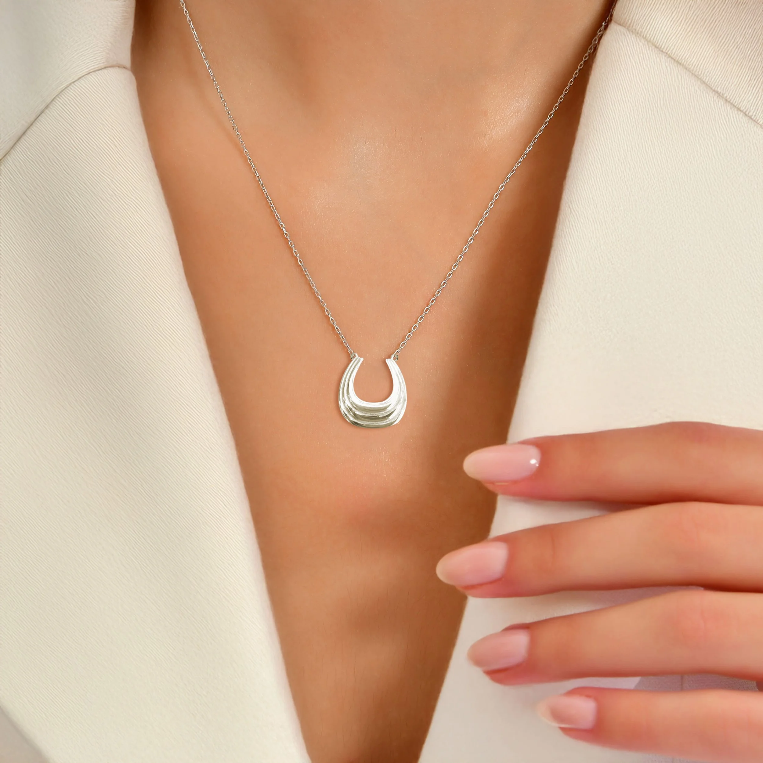 Midye-Horseshoe-Necklace_ModelS.jpg