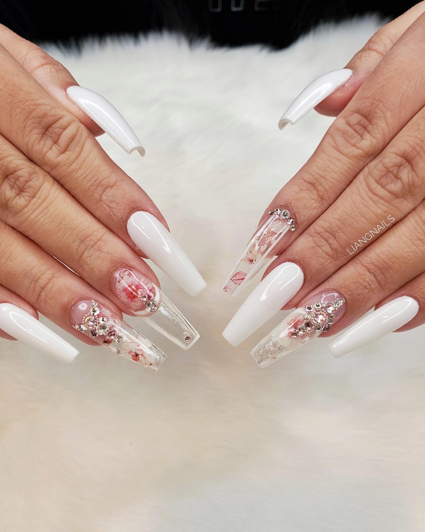 Floral freestyle with a touch of glam 🌸💎 @apresnailofficial

Limited appointments left for April, DM to inquire/book 🩵