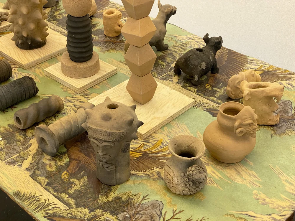   Mariana Castillo Deball ,  Modelos  (detalle), 2015. Columnas de cerámica de barro de Atzompa, producidos en colaboración con el  Taller Coatlicue  y  Cooperativa 1050º . Exposición “Amarantus” de Mariana Castillo Deball en el Museo Universitario d