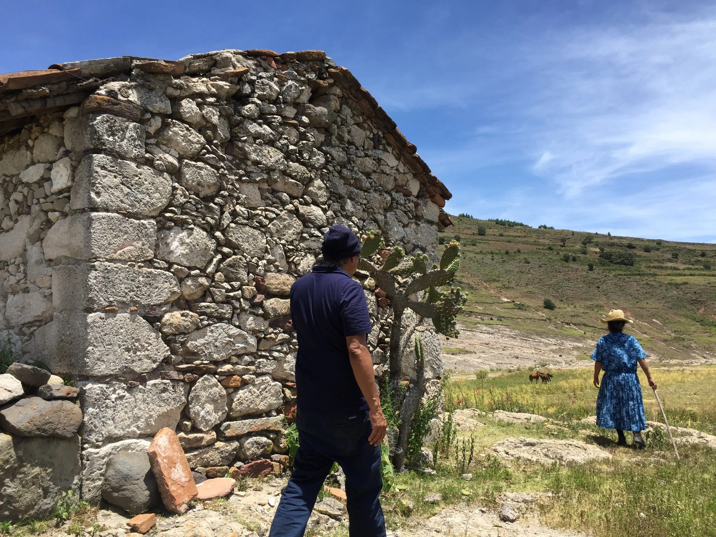   Rirkrit Tiravanija  en Río Blanco Tontaltepec, Oaxaca, 2021. Cortesía del artista y kurimanzutto. Foto por Hamid Amini. 