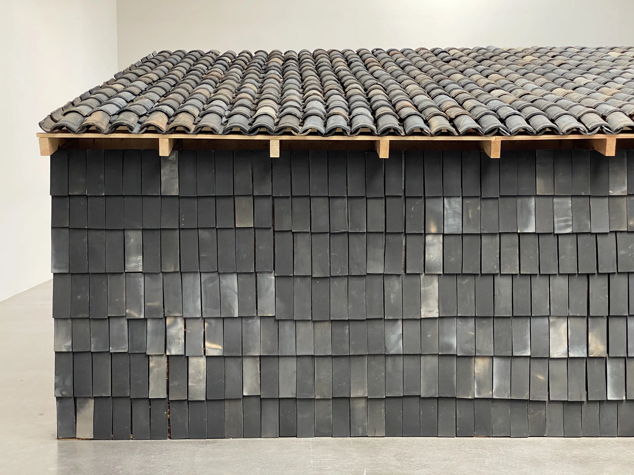 Rirkrit Tiravanija  y  Cooperativa 1050º , detalle de la exposición “Mezcal vs. Pulque”. kurimanzutto, Ciudad de México, abril de 2022. Foto por La Consultoría.