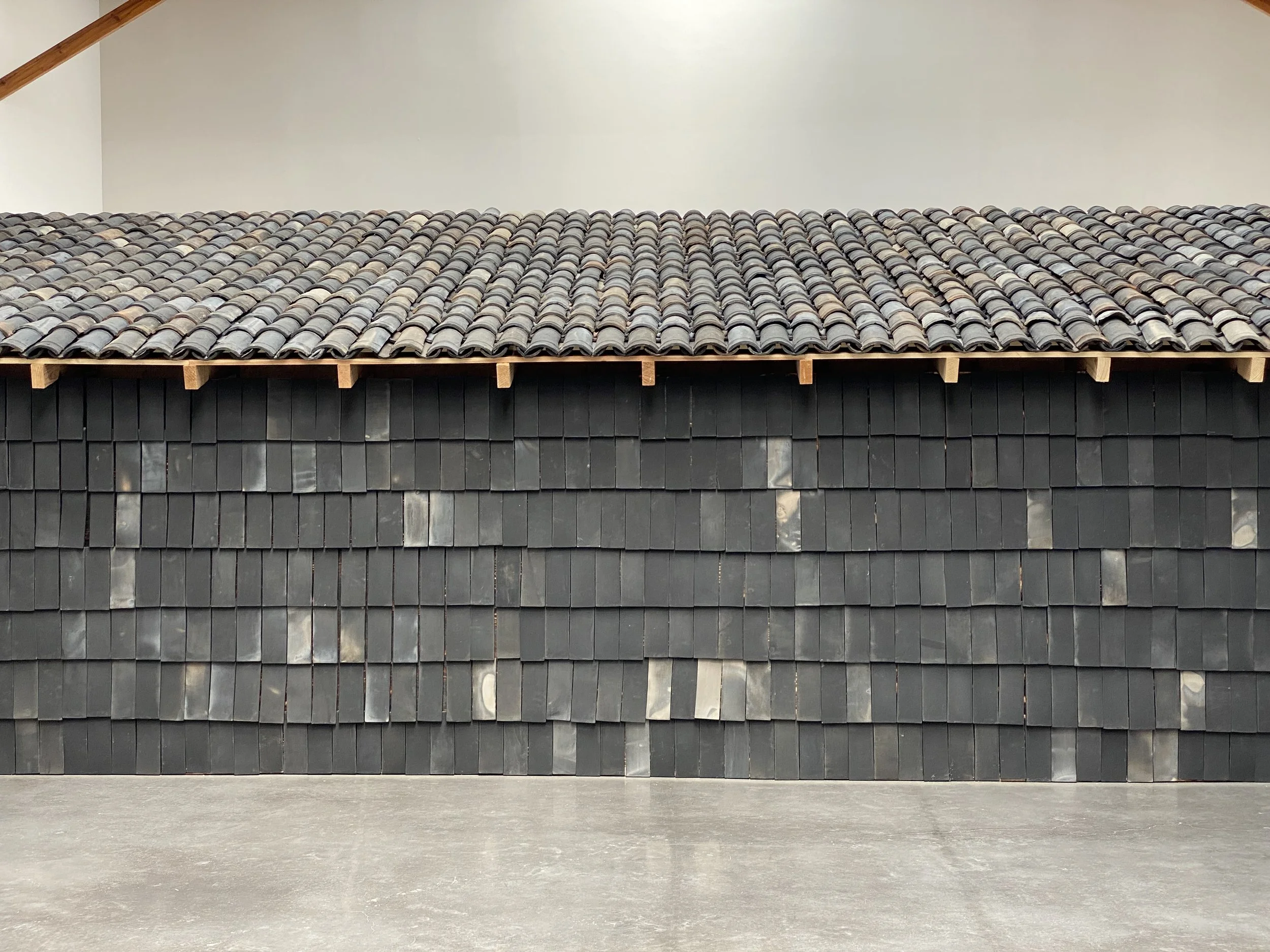 Rirkrit Tiravanija  y  Cooperativa 1050º , detalle de la exposición “Mezcal vs. Pulque”. kurimanzutto, Ciudad de México, abril de 2022. Foto por La Consultoría.