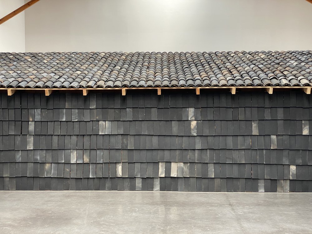   Rirkrit Tiravanija  y  Cooperativa 1050º , detalle de la exposición “Mezcal vs. Pulque”. kurimanzutto, Ciudad de México, abril de 2022. Foto por La Consultoría. 