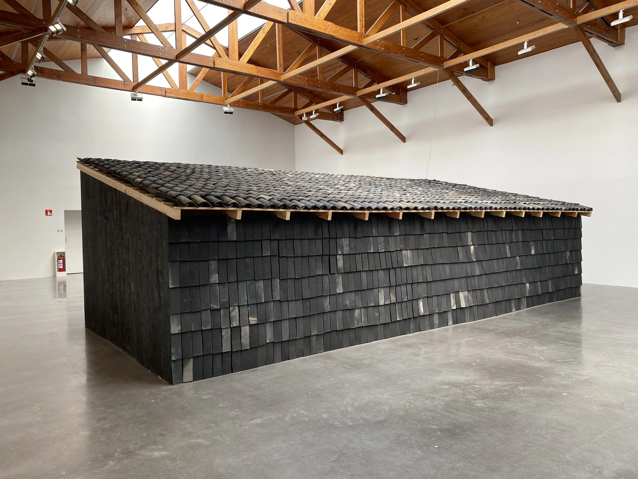 Rirkrit Tiravanija  y  Cooperativa 1050º , detalle de la exposición “Mezcal vs. Pulque”. kurimanzutto, Ciudad de México, abril de 2022. Foto por La Consultoría.