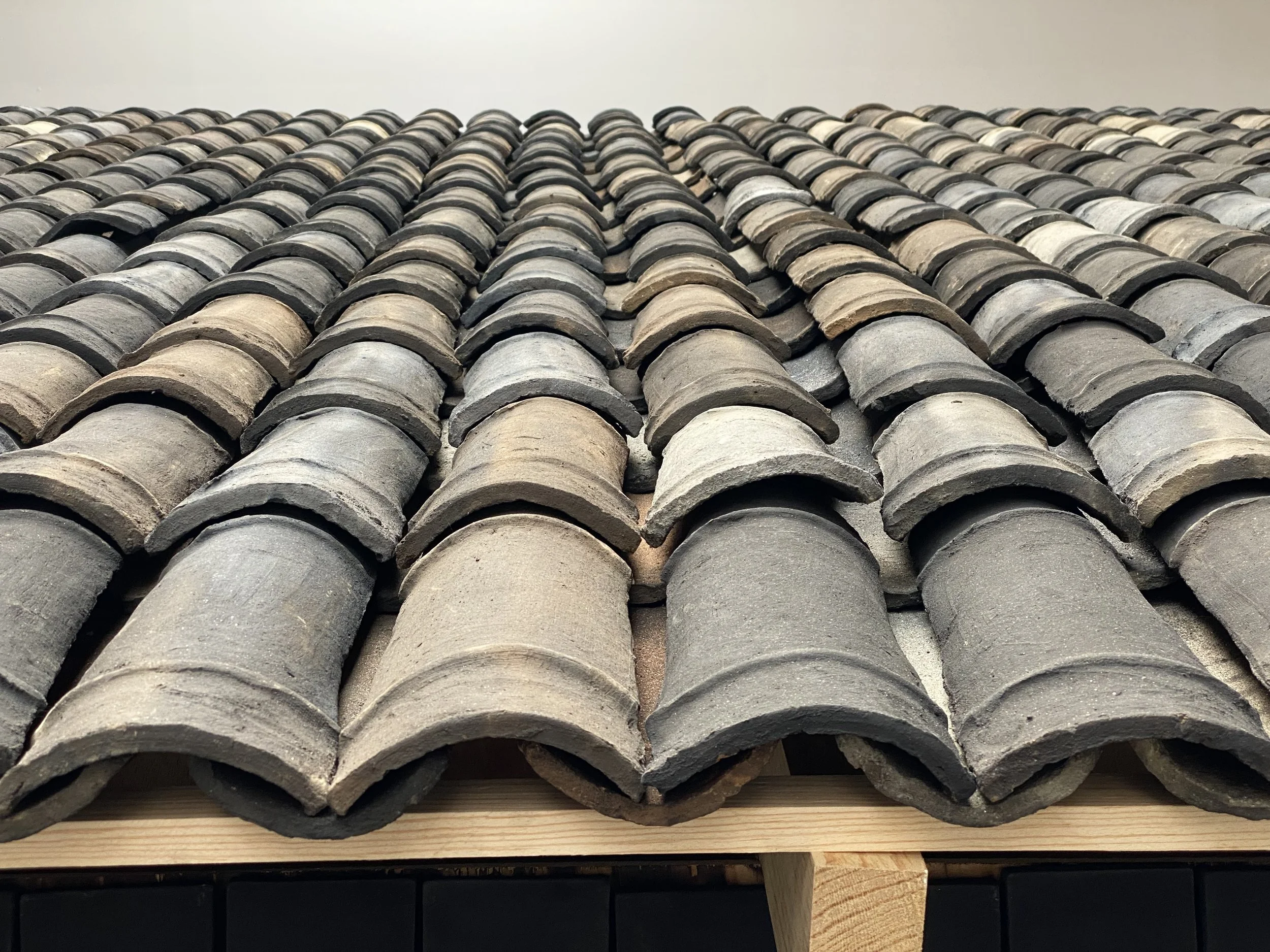Rirkrit Tiravanija  y  Cooperativa 1050º , detalle de la exposición “Mezcal vs. Pulque”. kurimanzutto, Ciudad de México, abril de 2022. Foto por La Consultoría.