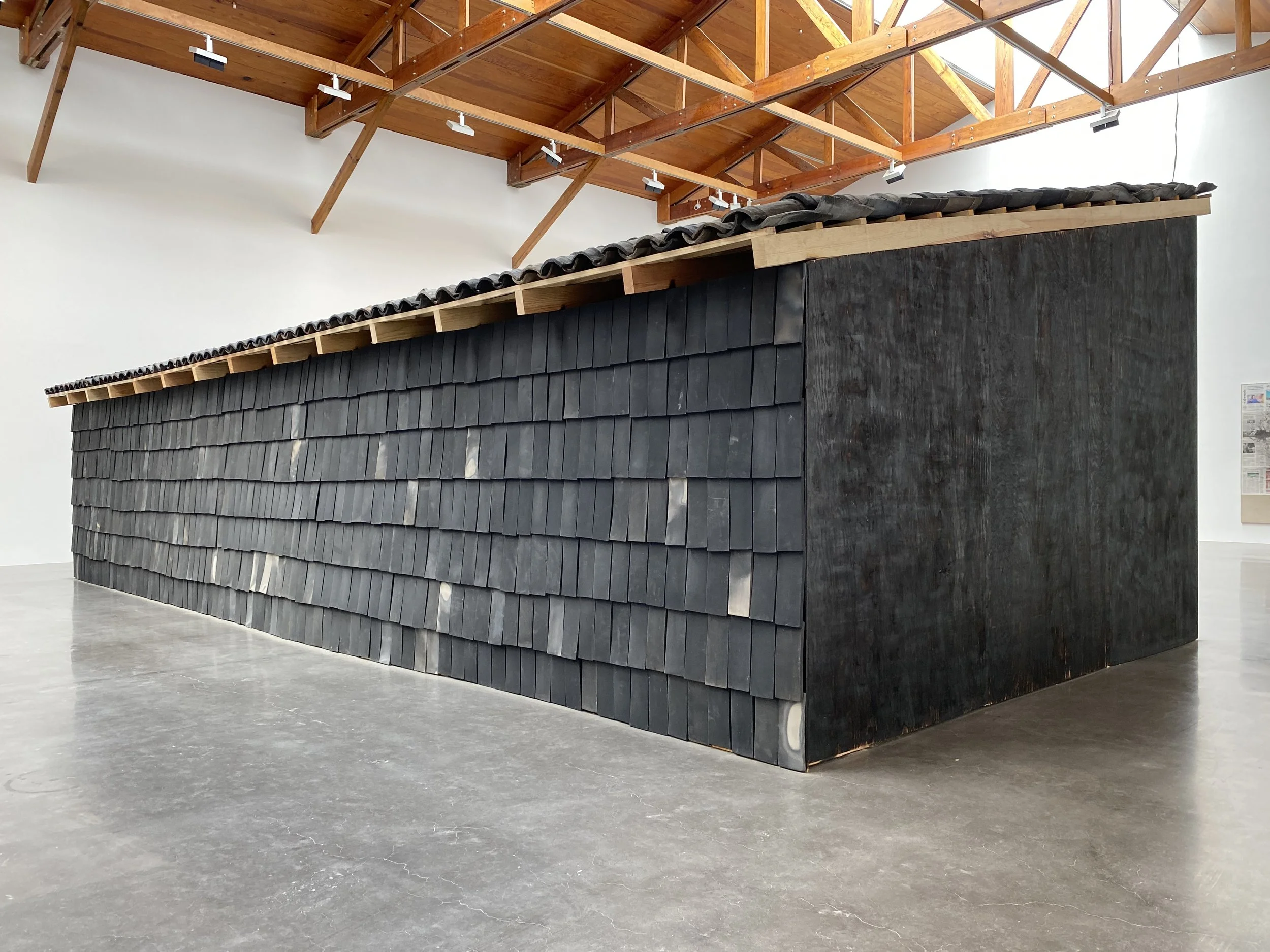Rirkrit Tiravanija  y  Cooperativa 1050º , detalle de la exposición “Mezcal vs. Pulque”. kurimanzutto, Ciudad de México, abril de 2022. Foto por La Consultoría.