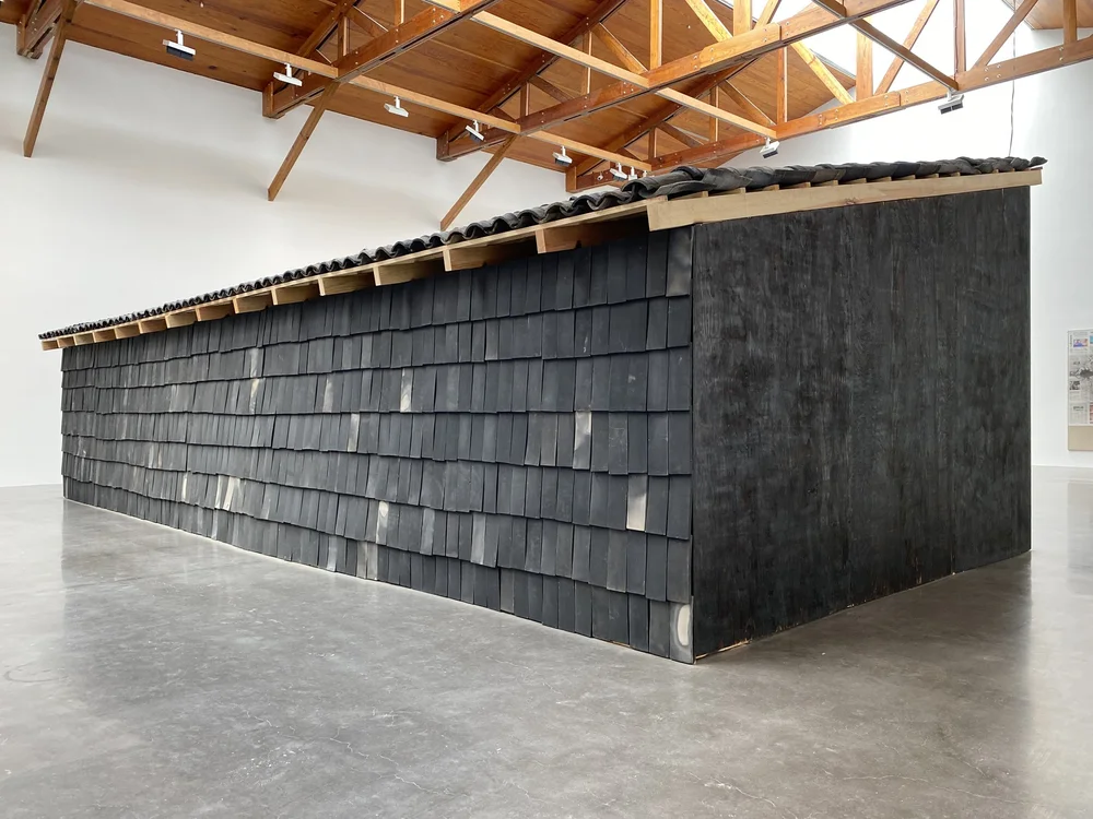   Rirkrit Tiravanija  y  Cooperativa 1050º , detalle de la exposición “Mezcal vs. Pulque”. kurimanzutto, Ciudad de México, abril de 2022. Foto por La Consultoría. 