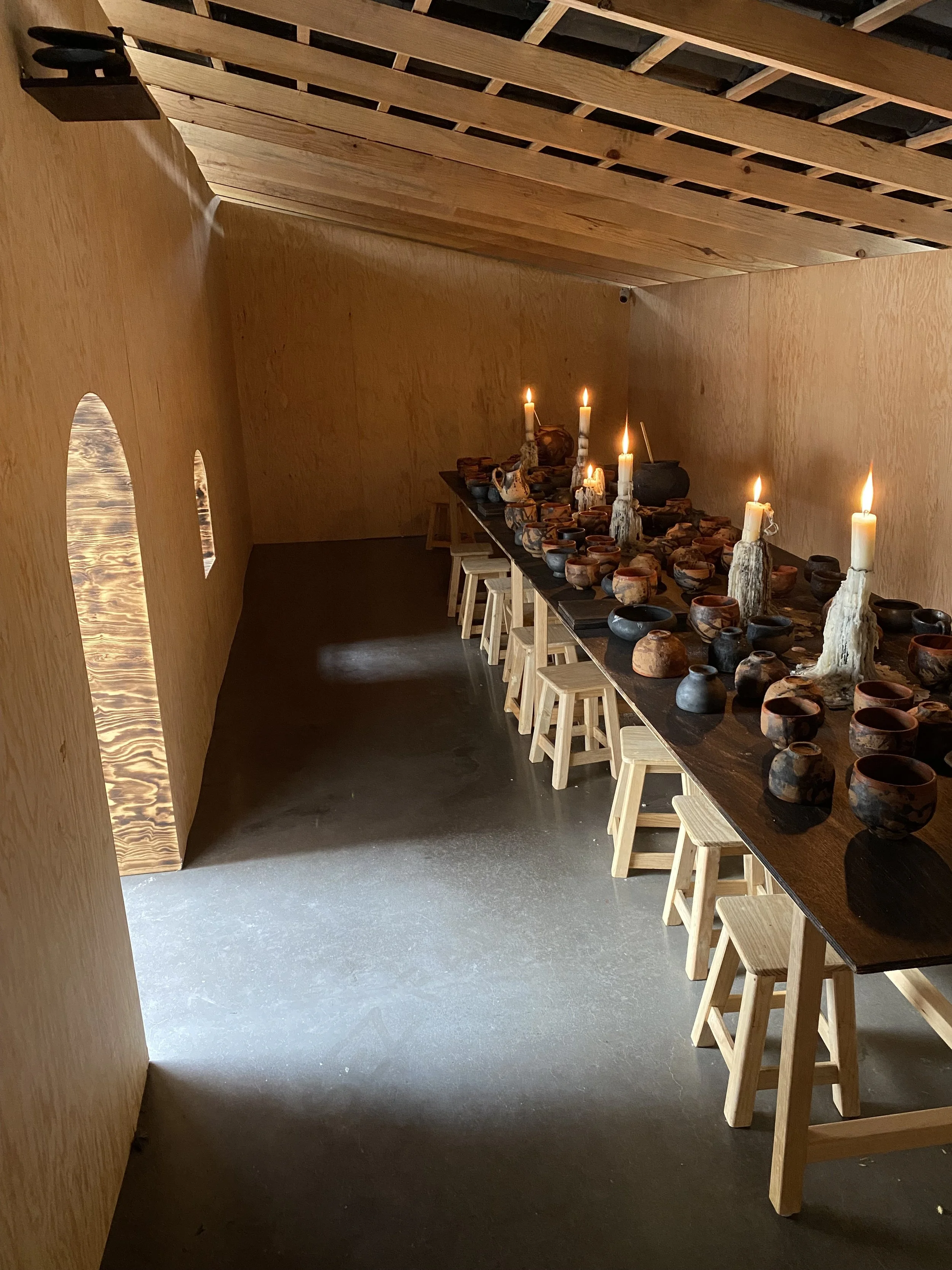 Rirkrit Tiravanija  y  Cooperativa 1050º , detalle de la exposición “Mezcal vs. Pulque”. kurimanzutto, Ciudad de México, abril de 2022. Foto por La Consultoría.