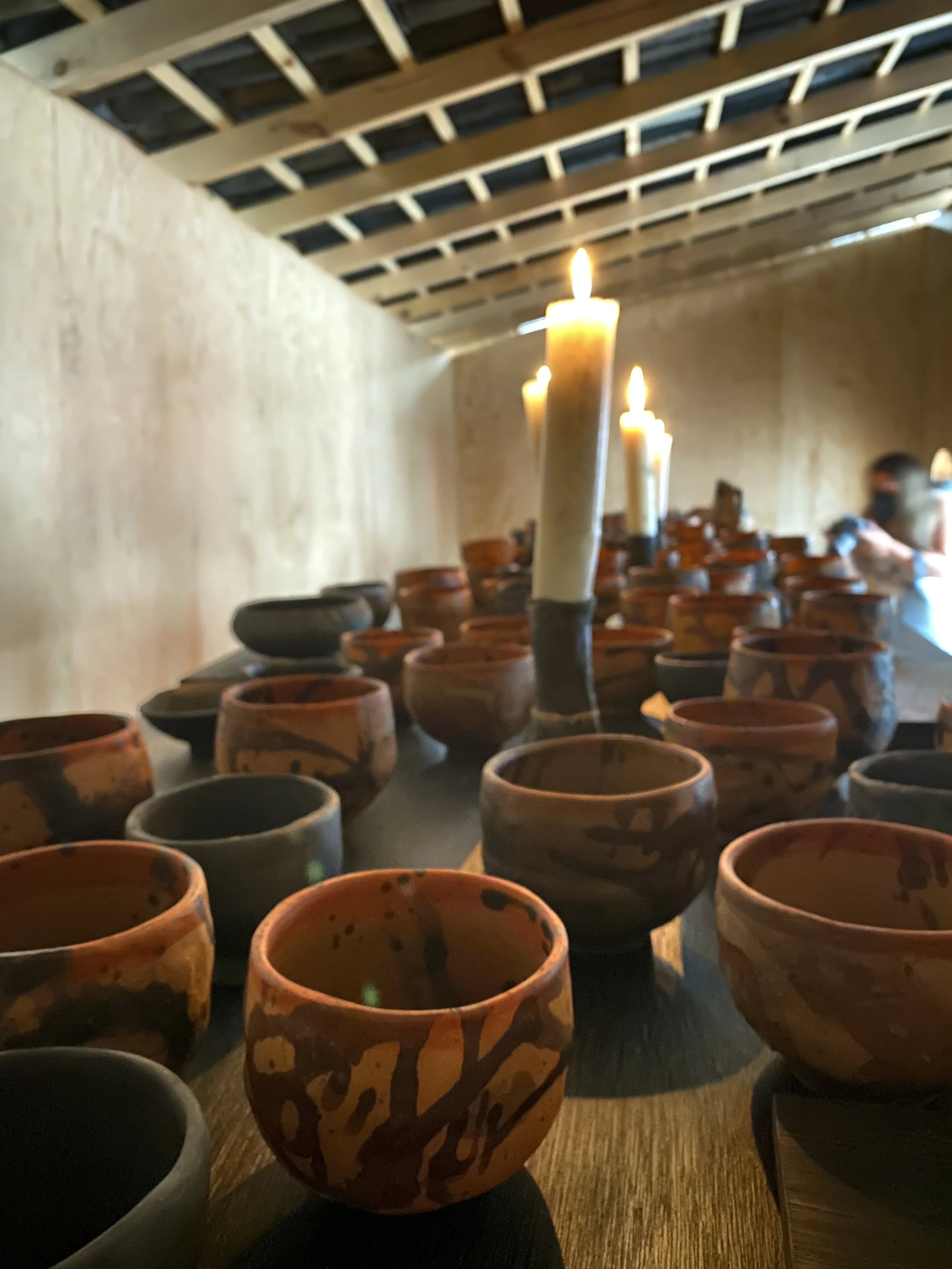 Rirkrit Tiravanija  y  Cooperativa 1050º , detalle de la exposición “Mezcal vs. Pulque”. kurimanzutto, Ciudad de México, abril de 2022. Foto por La Consultoría.