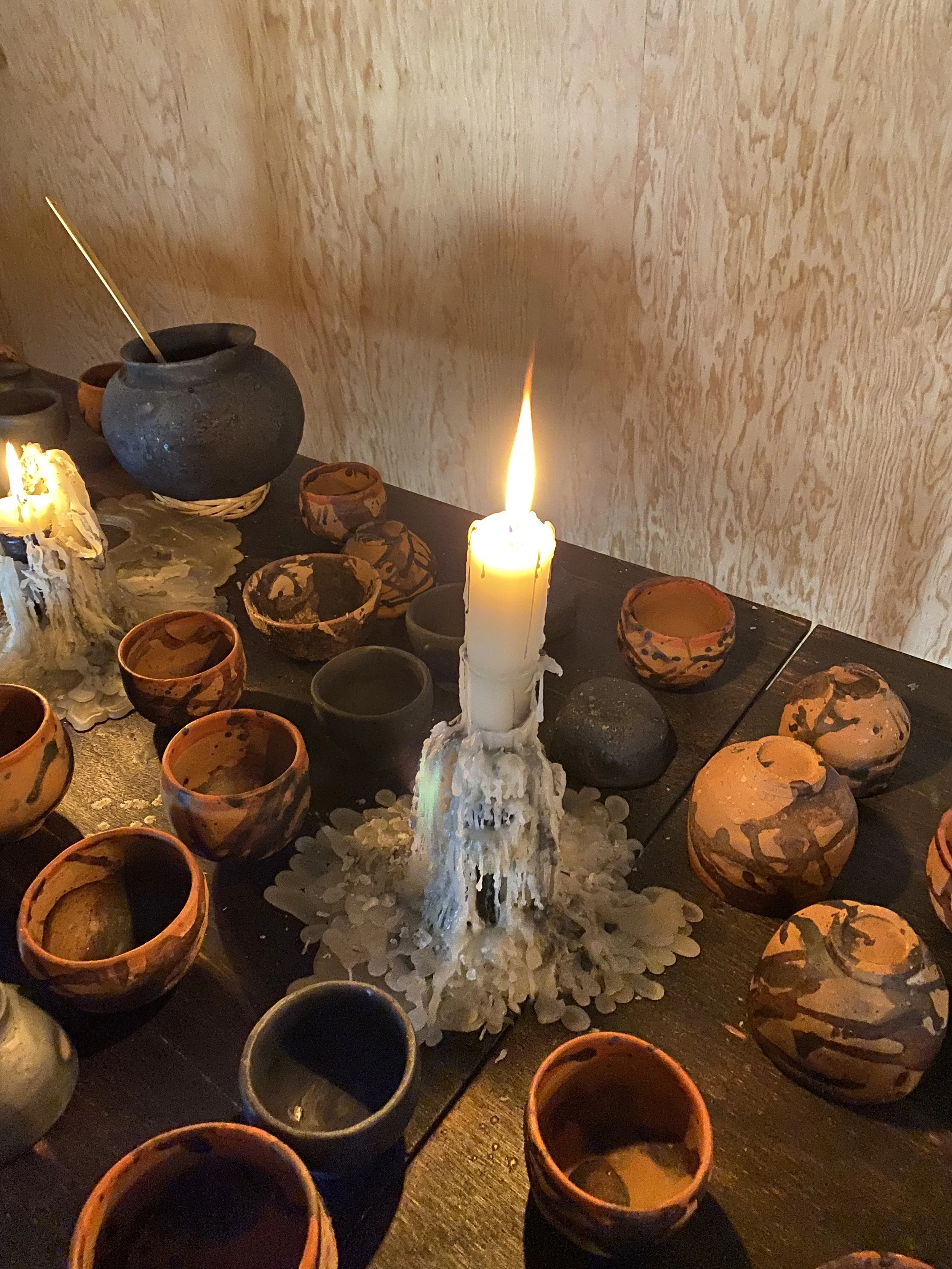 Rirkrit Tiravanija  y  Cooperativa 1050º , detalle de la exposición “Mezcal vs. Pulque”. kurimanzutto, Ciudad de México, abril de 2022. Foto por La Consultoría.