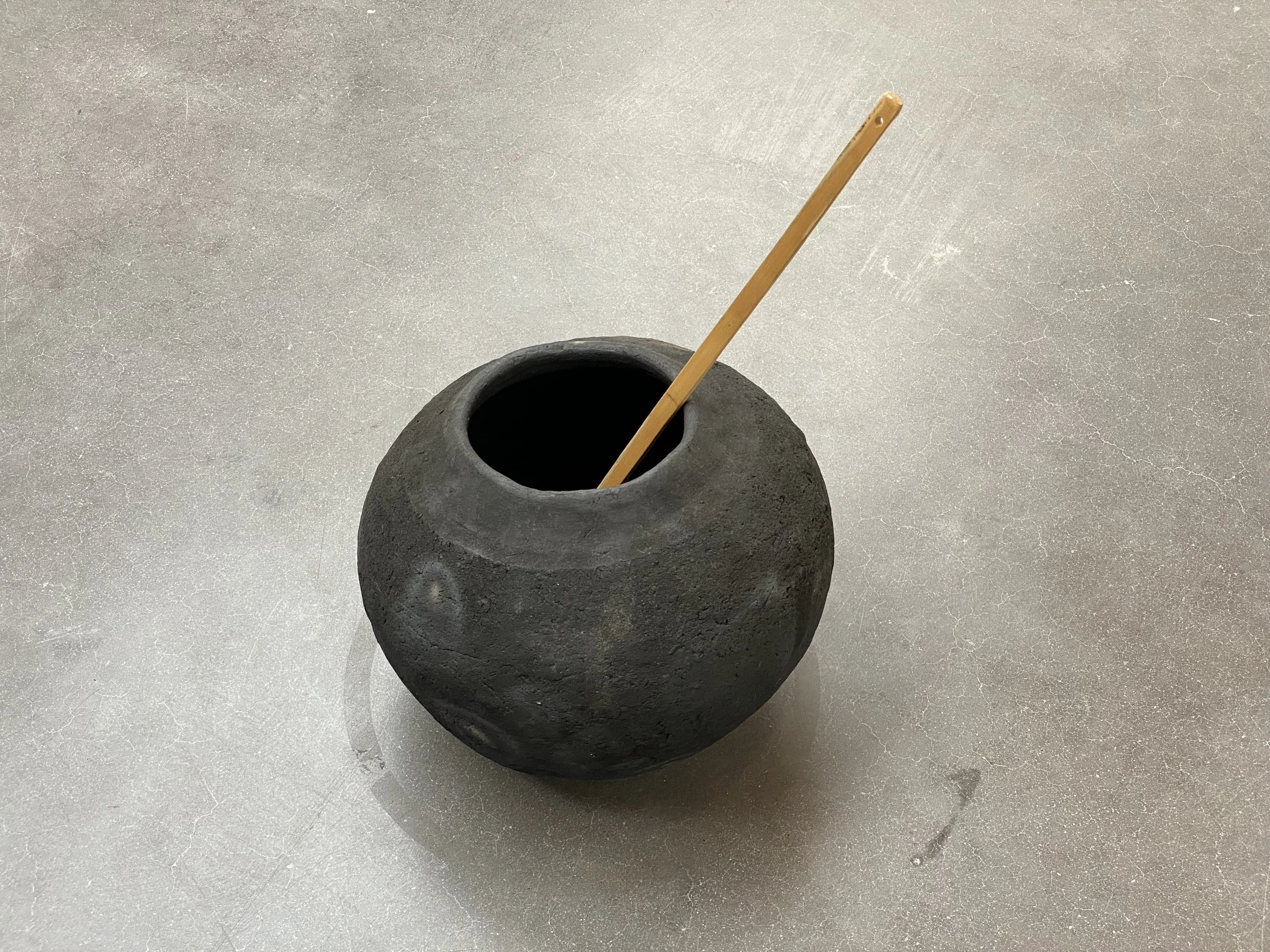 Rirkrit Tiravanija  y  Cooperativa 1050º , detalle de la exposición “Mezcal vs. Pulque”. kurimanzutto, Ciudad de México, abril de 2022. Foto por La Consultoría.