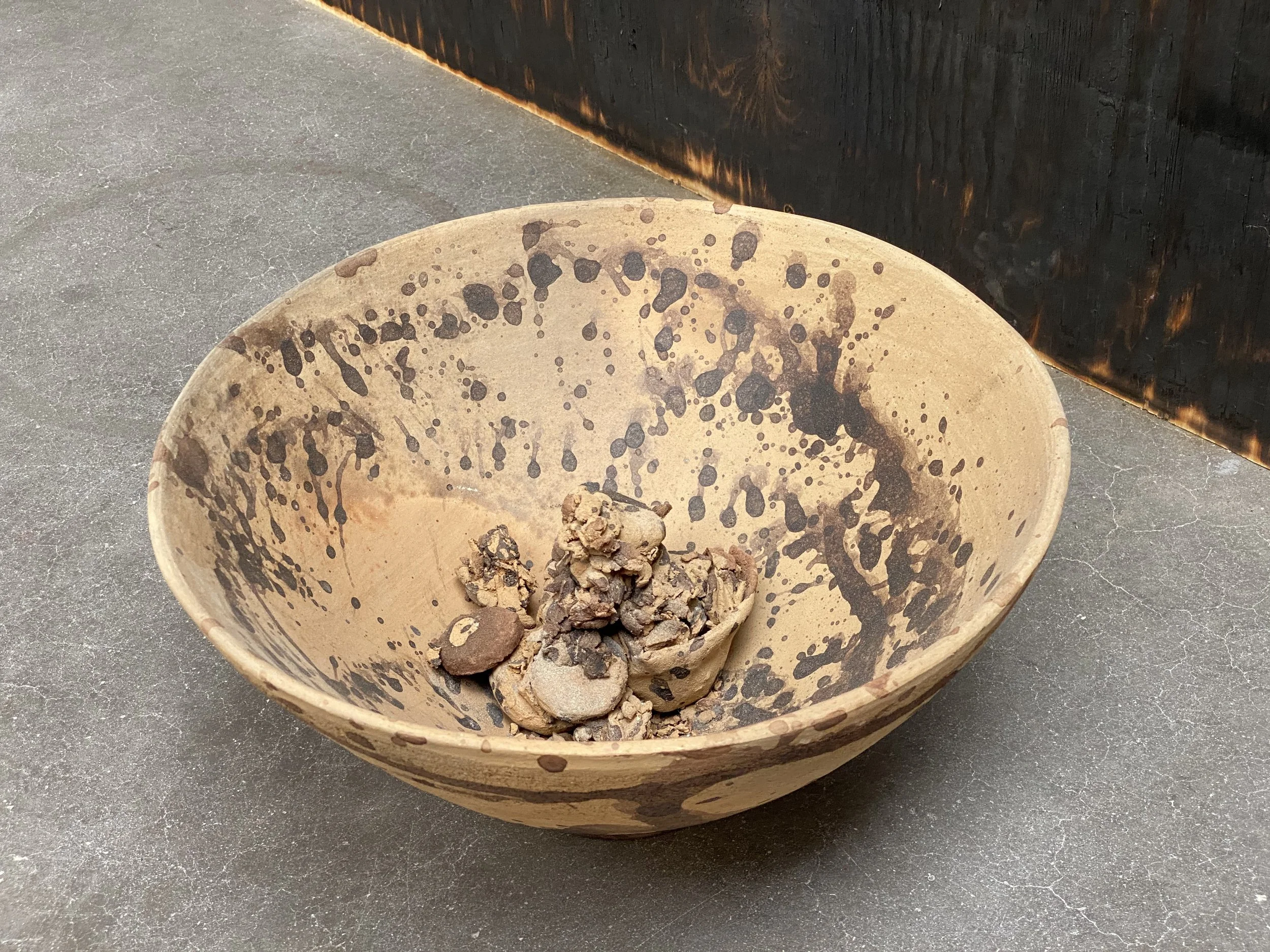 Rirkrit Tiravanija  y  Cooperativa 1050º , detalle de la exposición “Mezcal vs. Pulque”. kurimanzutto, Ciudad de México, abril de 2022. Foto por La Consultoría.