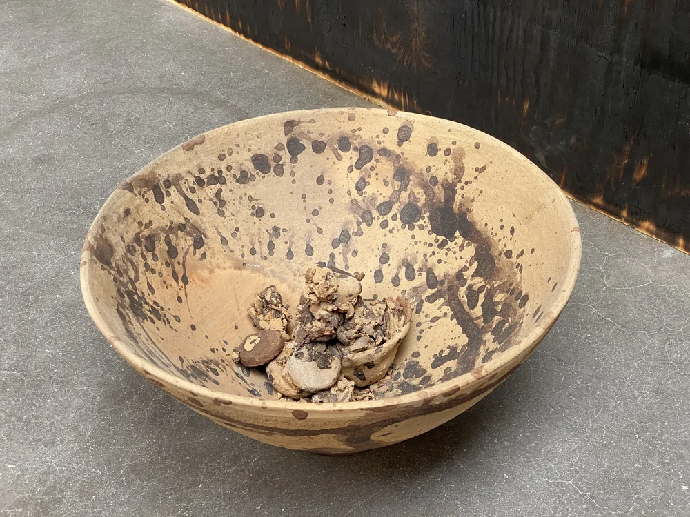   Rirkrit Tiravanija  y  Cooperativa 1050º , detalle de la exposición “Mezcal vs. Pulque”. kurimanzutto, Ciudad de México, abril de 2022. Foto por La Consultoría. 