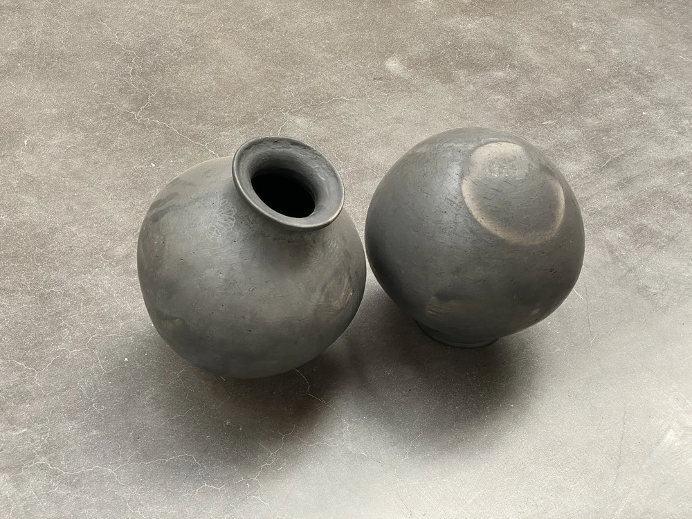   Rirkrit Tiravanija  y  Cooperativa 1050º , detalle de la exposición “Mezcal vs. Pulque”. kurimanzutto, Ciudad de México, abril de 2022. Foto por La Consultoría. 