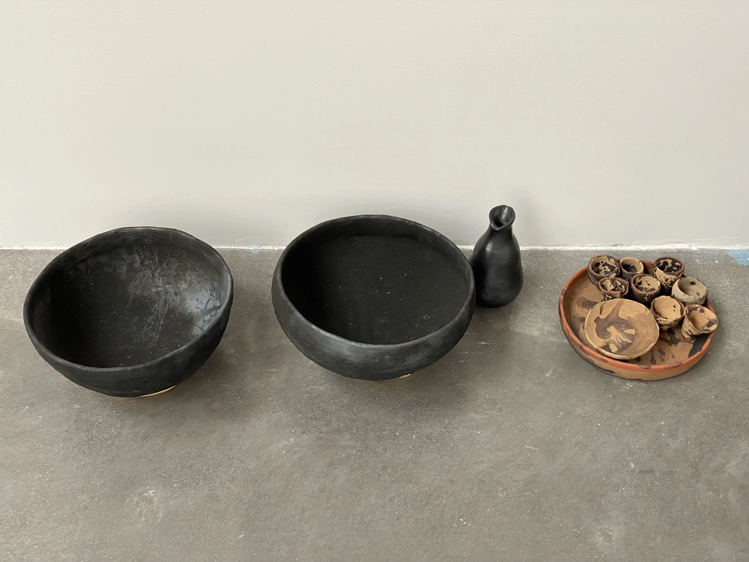 Rirkrit Tiravanija  y  Cooperativa 1050º , detalle de la exposición “Mezcal vs. Pulque”. kurimanzutto, Ciudad de México, abril de 2022. Foto por La Consultoría.