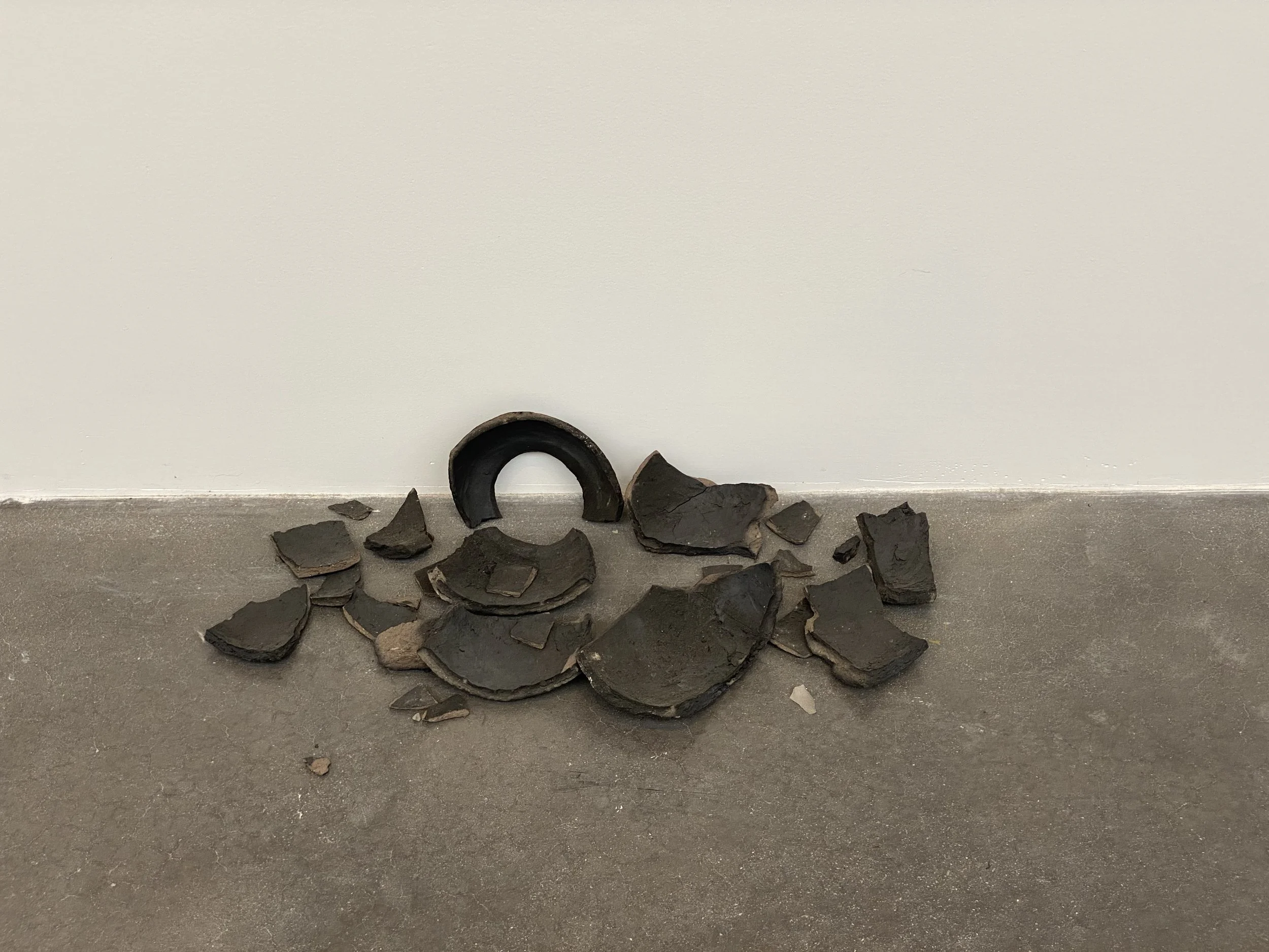 Rirkrit Tiravanija  y  Cooperativa 1050º , detalle de la exposición “Mezcal vs. Pulque”. kurimanzutto, Ciudad de México, abril de 2022. Foto por La Consultoría.