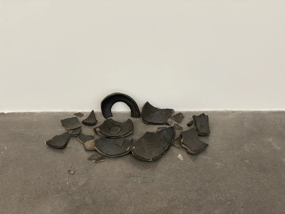   Rirkrit Tiravanija  y  Cooperativa 1050º , detalle de la exposición “Mezcal vs. Pulque”. kurimanzutto, Ciudad de México, abril de 2022. Foto por La Consultoría. 