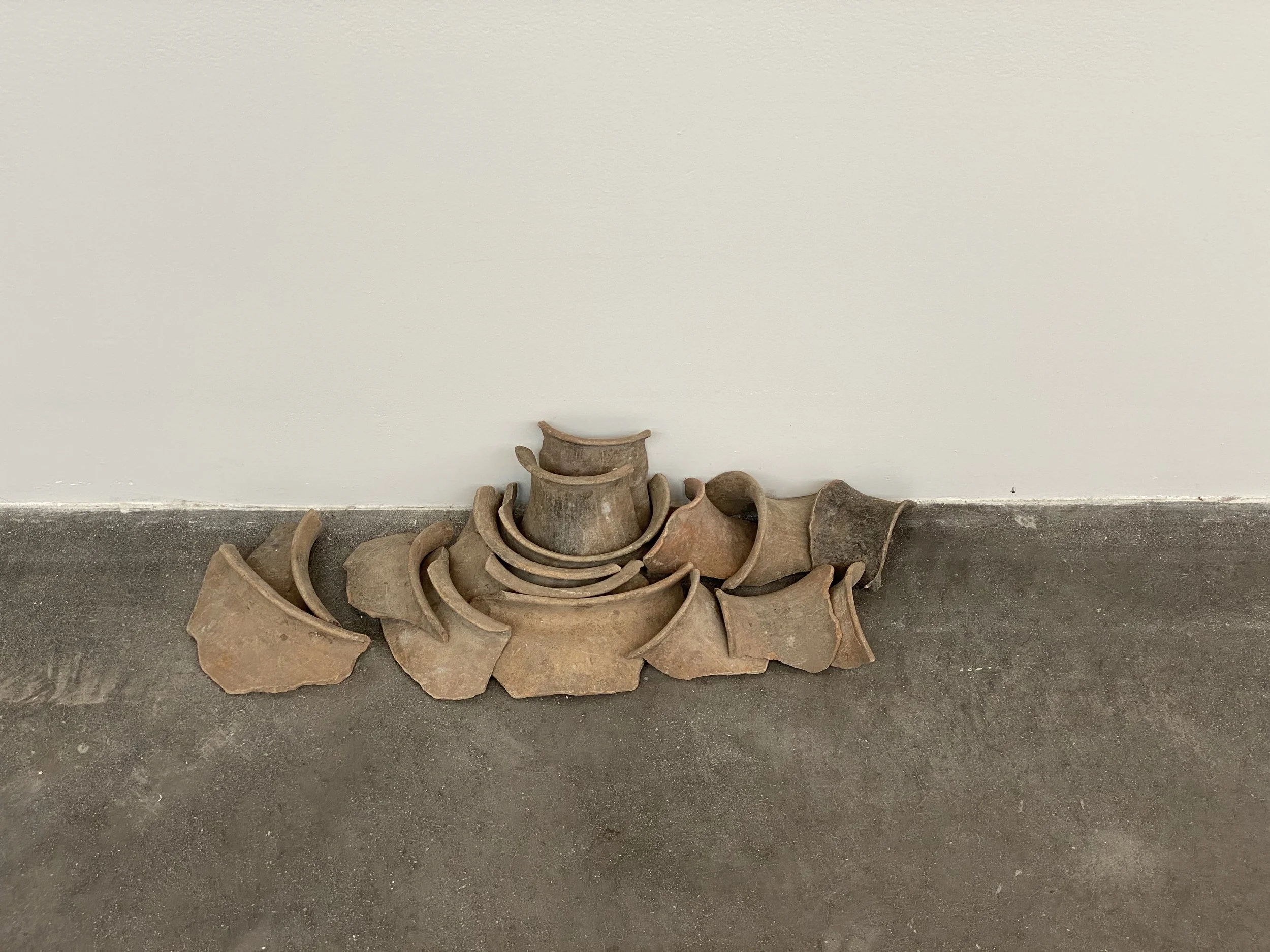 Rirkrit Tiravanija  y  Cooperativa 1050º , detalle de la exposición “Mezcal vs. Pulque”. kurimanzutto, Ciudad de México, abril de 2022. Foto por La Consultoría.