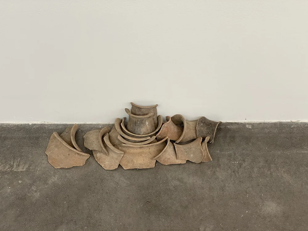   Rirkrit Tiravanija  y  Cooperativa 1050º , detalle de la exposición “Mezcal vs. Pulque”. kurimanzutto, Ciudad de México, abril de 2022. Foto por La Consultoría. 
