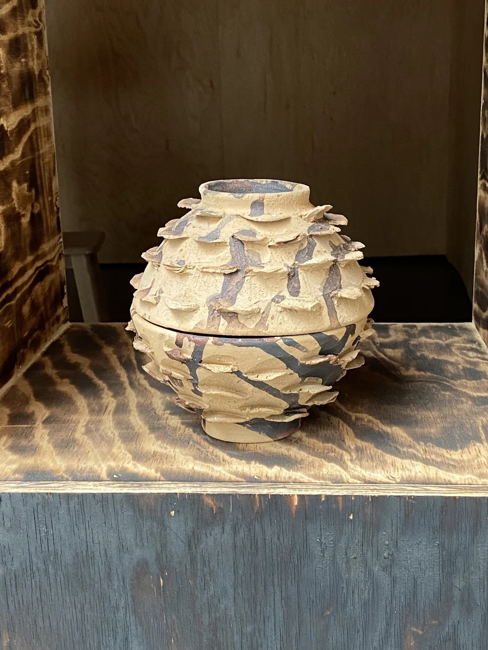   Rirkrit Tiravanija  y  Cooperativa 1050º , detalle de la exposición “Mezcal vs. Pulque”. kurimanzutto, Ciudad de México, abril de 2022. Foto por La Consultoría. 