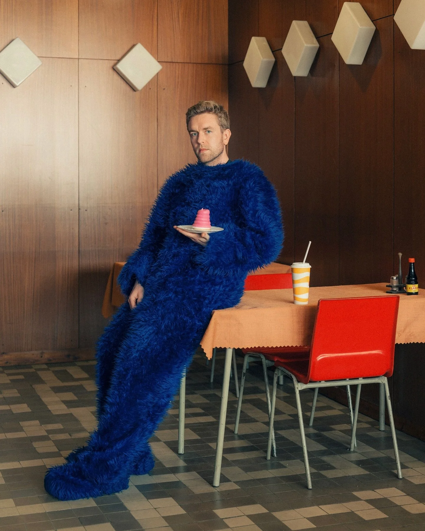 A poor attempt at being me. 🍧 Self-portrait, April 2025

[echoes of the 2018 #KRUMKRUMproject continue here]

assist: @radek_koudela 

#martinvautoportretu