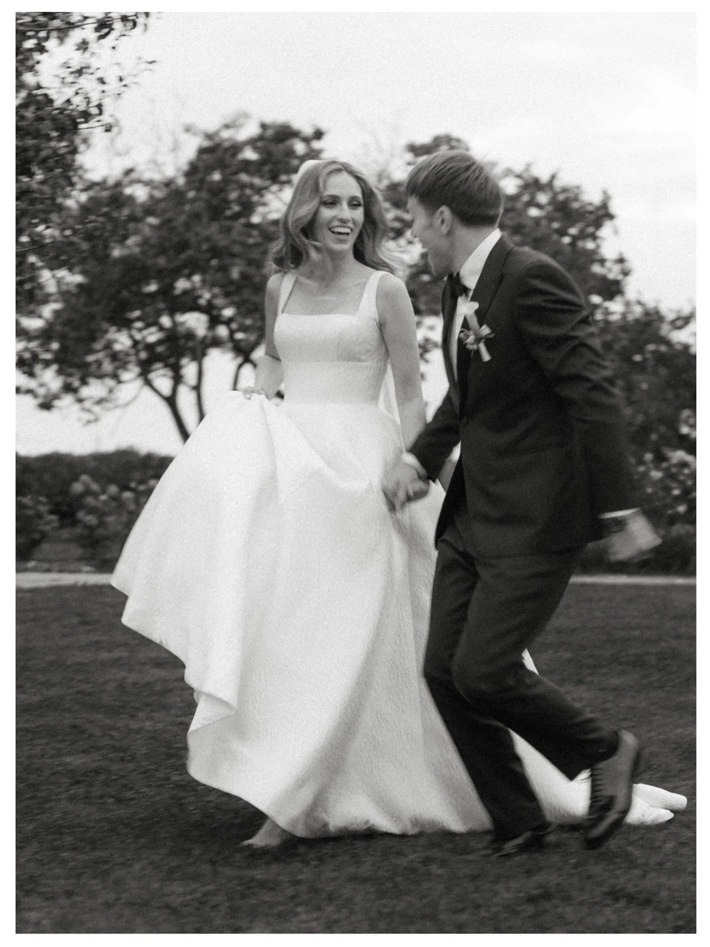 Tohle j&aacute; r&aacute;d. Ryz&iacute; a re&aacute;ln&yacute; věci. Z&aacute;roveň jist&yacute;m způsobem čist&yacute; a elegantn&iacute;. Ale taky divok&yacute;. Terka &amp; Tom 🤍 [analog&amp;digi]

magic makers: @anna_ozenma 
video: @dibproductio