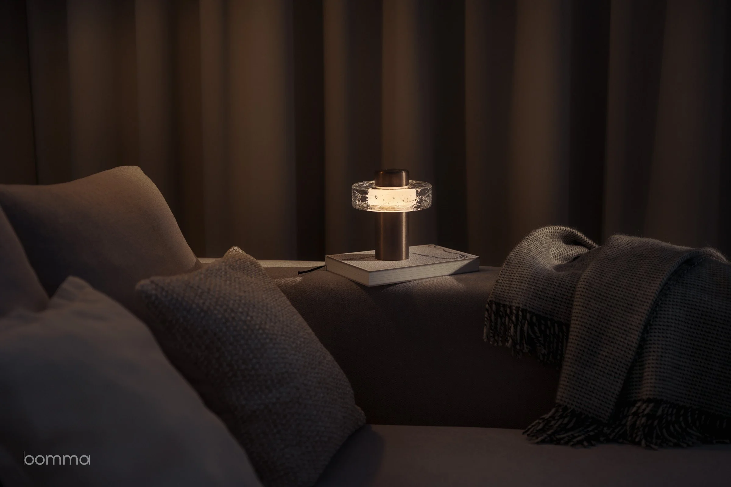 bomma ollo lampa, bomma sklo, bomma ollo lamp, glass lamp, fotografie skla, produktová fotografie skla, umělecká fotografie skla, designová fotografie, fotografie produktového designu, reklamní fotografie skla, ateliérová produktová fotografie, glass