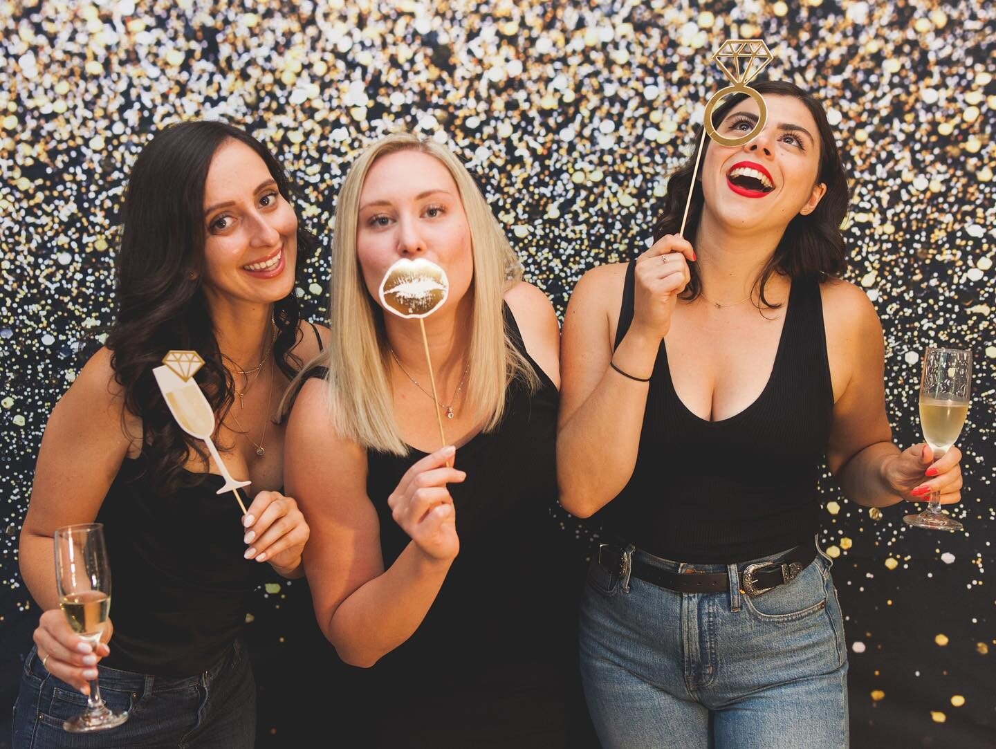 🍾🥂😘! #bachelorettephotoshoot #bachelorette #bacheloretteparty #bacheloretteweekend #destinationbachelorette #strikeapose #saycheese #saycheers #cheers #whistlerbachelorette #whistler