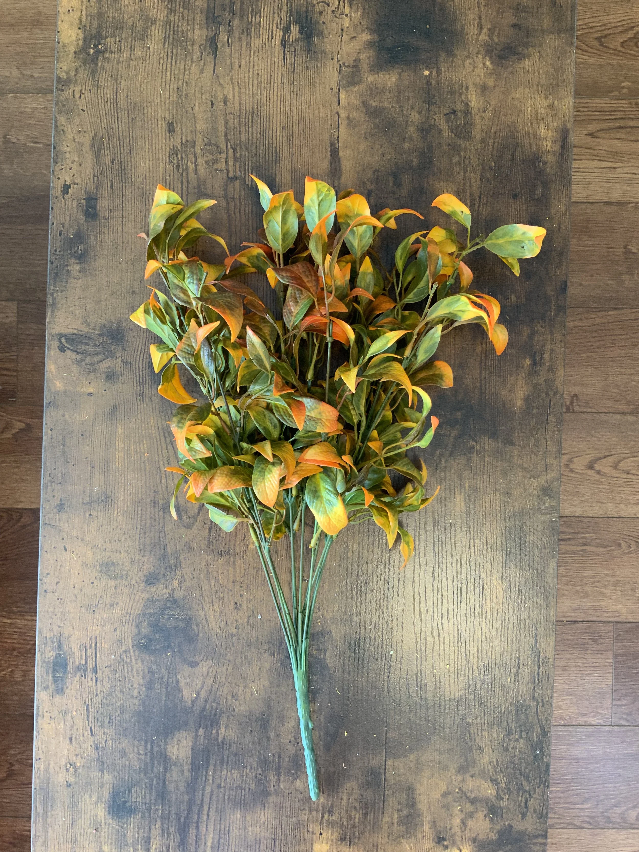 CS14672 PLASTIC POINTED LEAF ORANGE